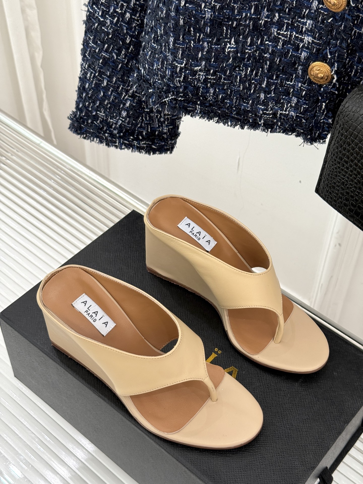
ALAIA/阿莱娅新品坡跟夹脚拖鞋
夏天到了 也到了穿凉鞋的季节
这款凉鞋真的是上脚一眼惊艳
涂个指甲