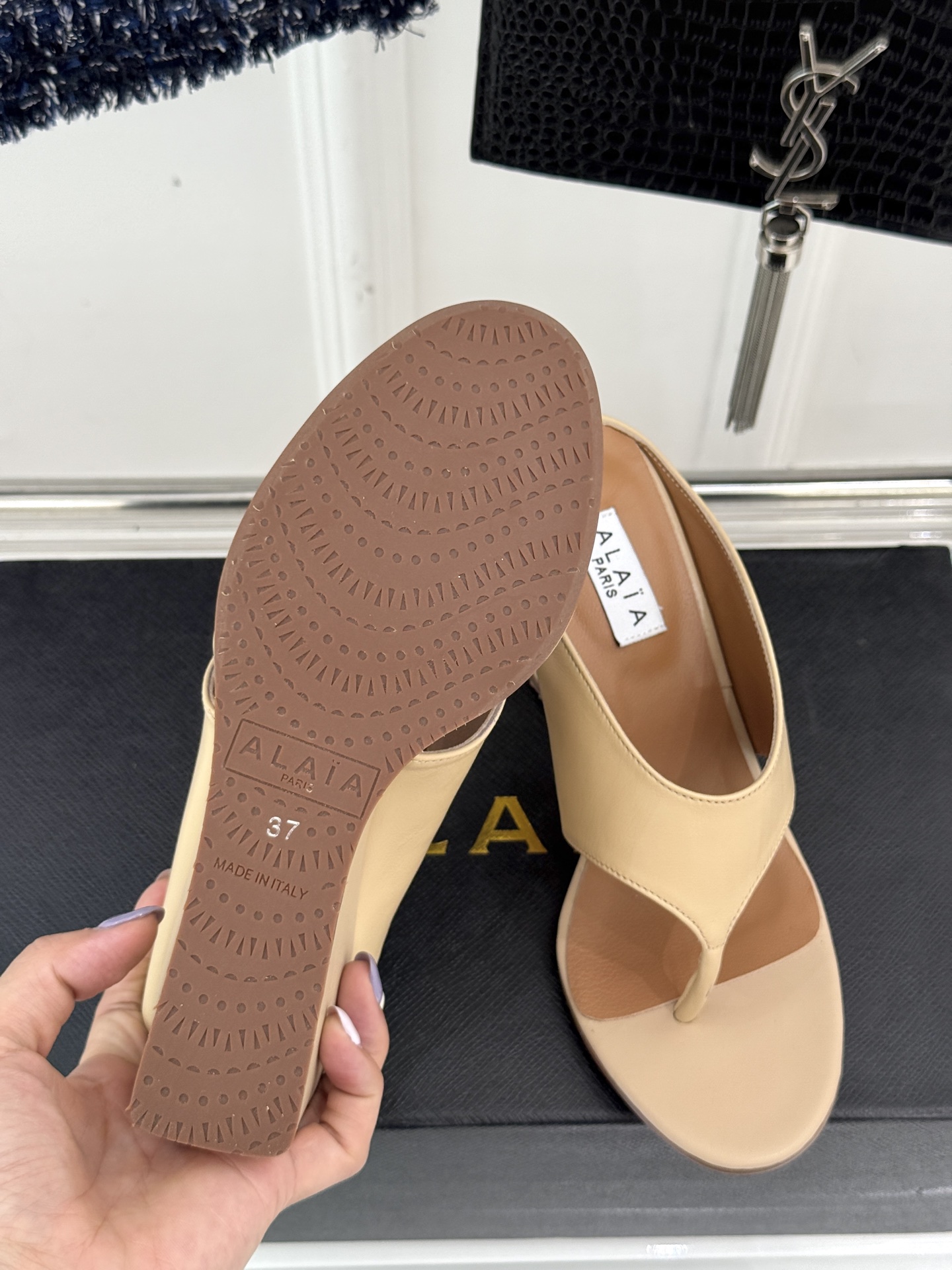 
ALAIA/阿莱娅新品坡跟夹脚拖鞋
夏天到了 也到了穿凉鞋的季节
这款凉鞋真的是上脚一眼惊艳
涂个指甲