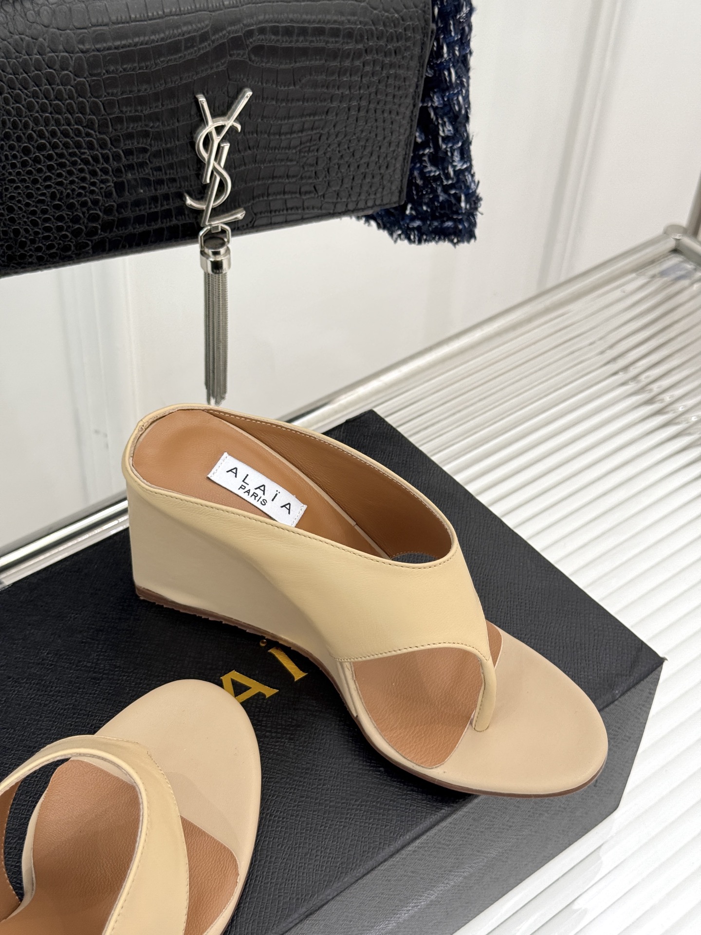 
ALAIA/阿莱娅新品坡跟夹脚拖鞋
夏天到了 也到了穿凉鞋的季节
这款凉鞋真的是上脚一眼惊艳
涂个指甲