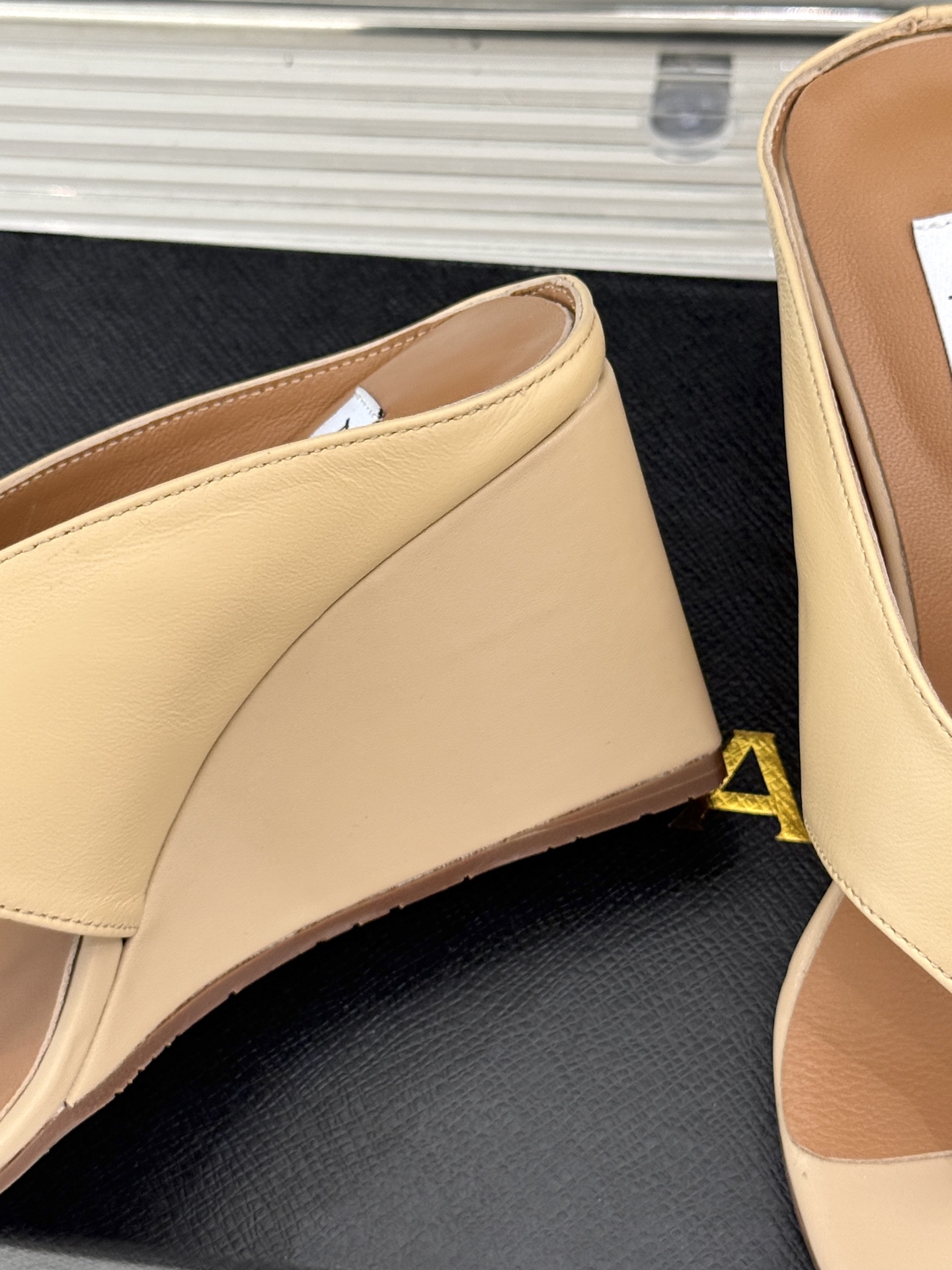 
ALAIA/阿莱娅新品坡跟夹脚拖鞋
夏天到了 也到了穿凉鞋的季节
这款凉鞋真的是上脚一眼惊艳
涂个指甲