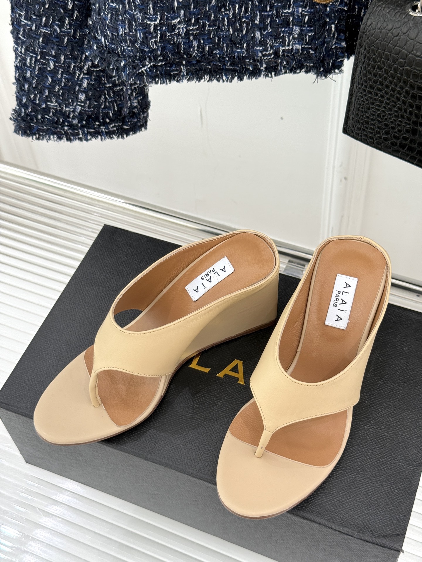 
ALAIA/阿莱娅新品坡跟夹脚拖鞋
夏天到了 也到了穿凉鞋的季节
这款凉鞋真的是上脚一眼惊艳
涂个指甲