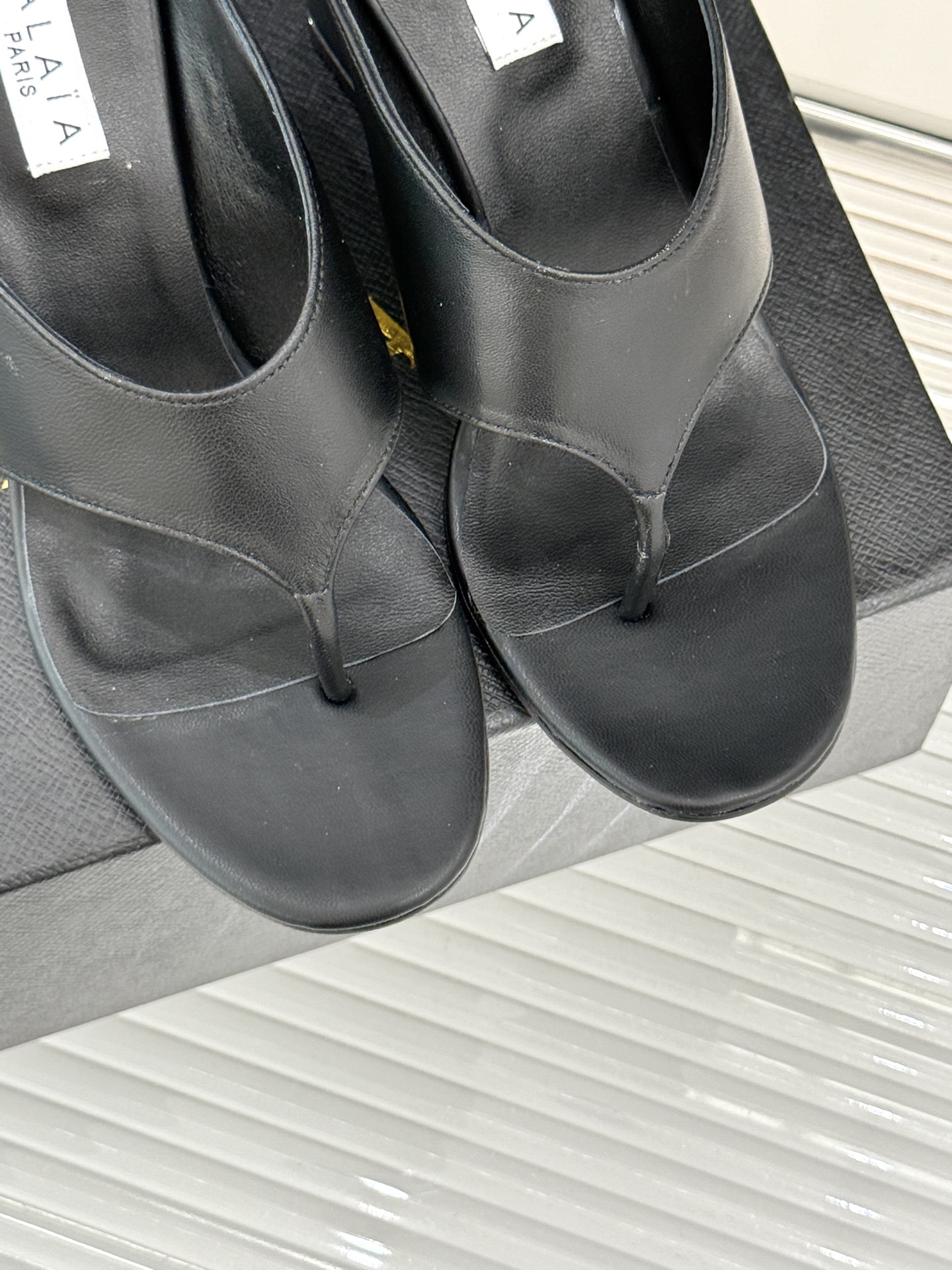 
ALAIA/阿莱娅新品坡跟夹脚拖鞋
夏天到了 也到了穿凉鞋的季节
这款凉鞋真的是上脚一眼惊艳
涂个指甲