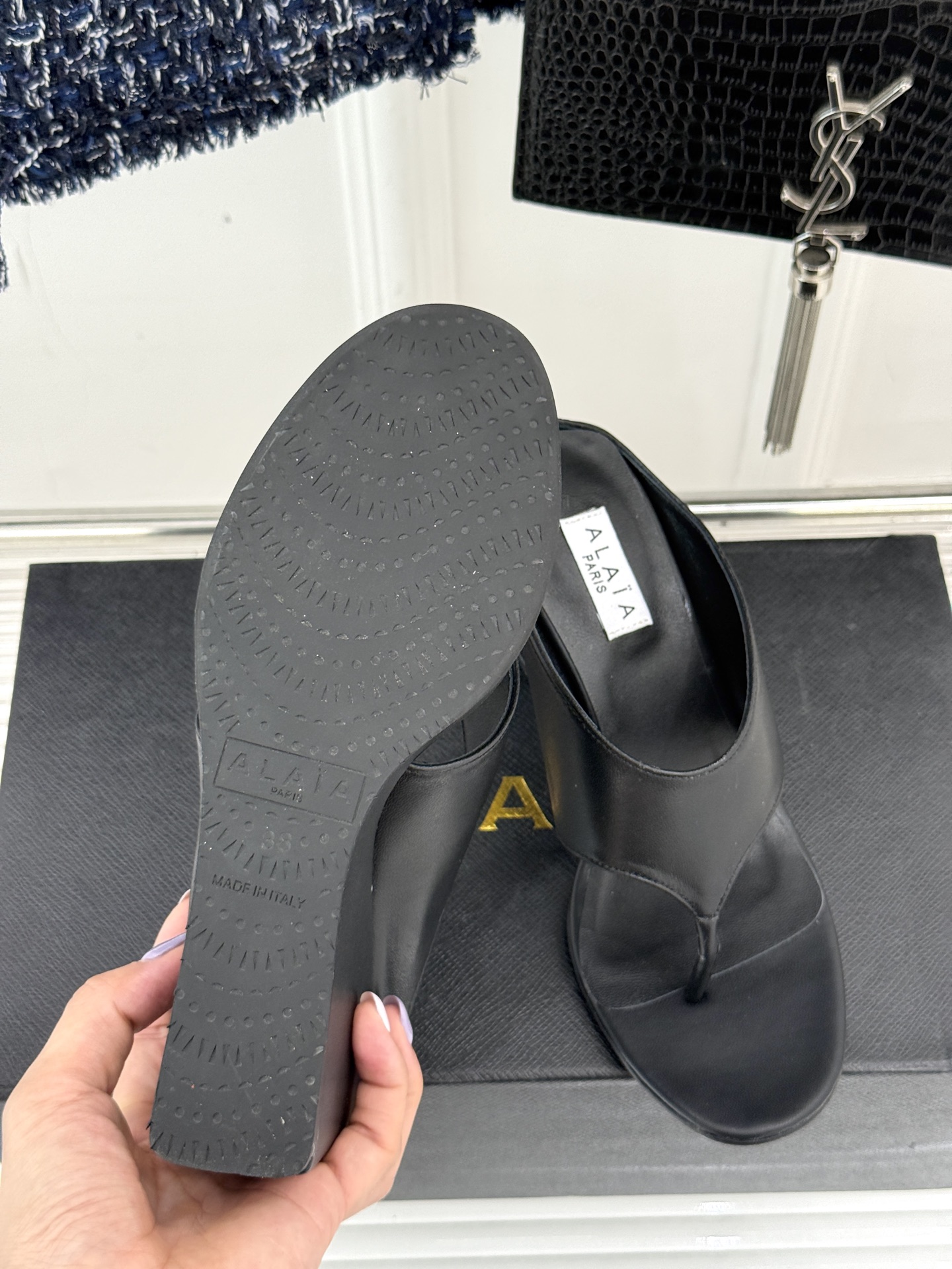 
ALAIA/阿莱娅新品坡跟夹脚拖鞋
夏天到了 也到了穿凉鞋的季节
这款凉鞋真的是上脚一眼惊艳
涂个指甲