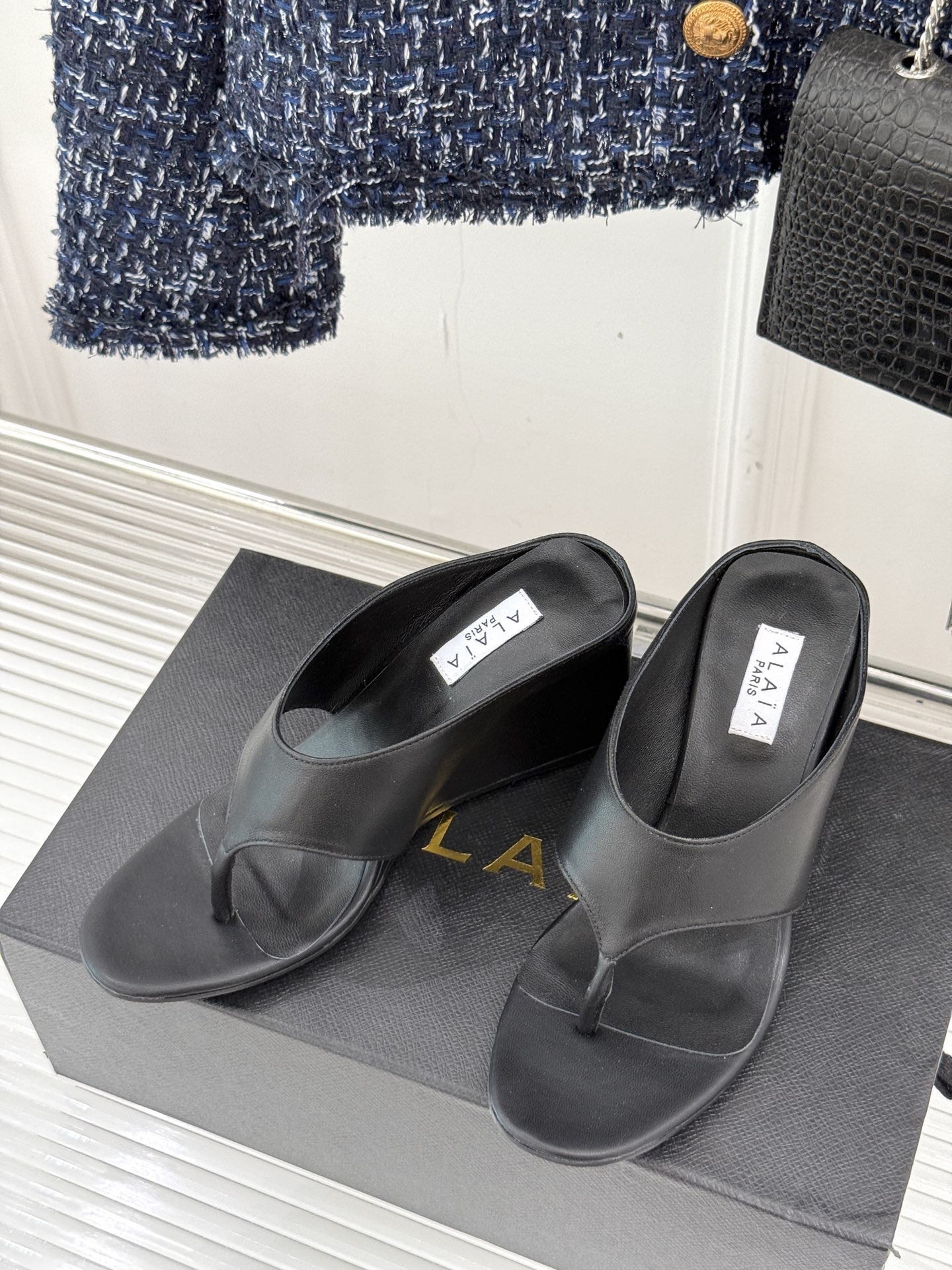 
ALAIA/阿莱娅新品坡跟夹脚拖鞋
夏天到了 也到了穿凉鞋的季节
这款凉鞋真的是上脚一眼惊艳
涂个指甲