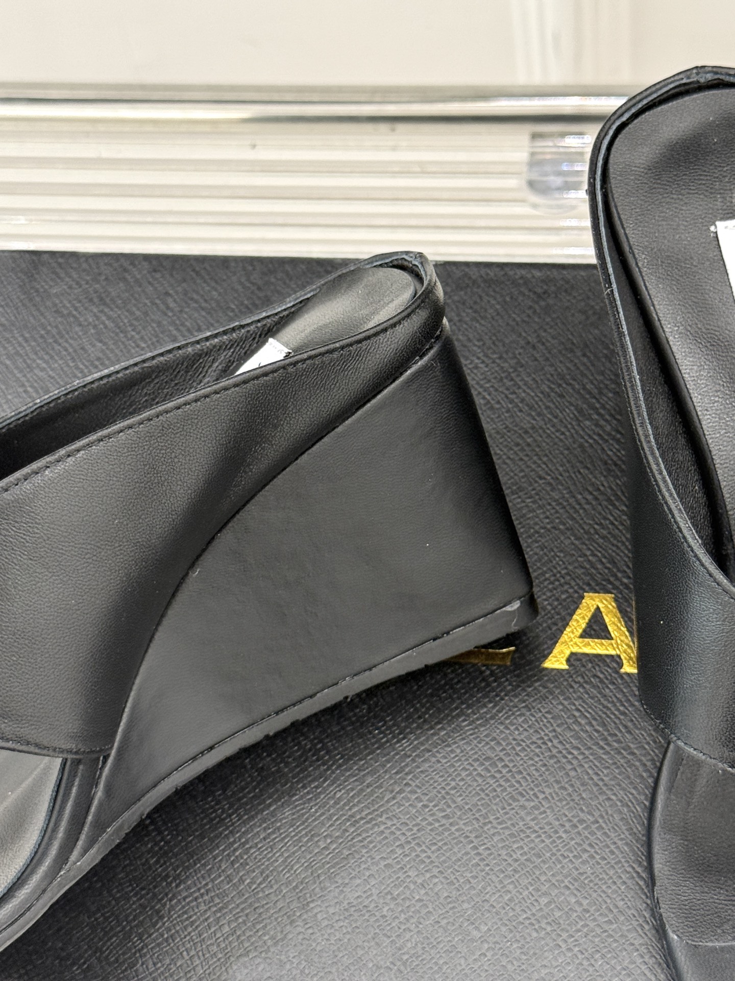 
ALAIA/阿莱娅新品坡跟夹脚拖鞋
夏天到了 也到了穿凉鞋的季节
这款凉鞋真的是上脚一眼惊艳
涂个指甲