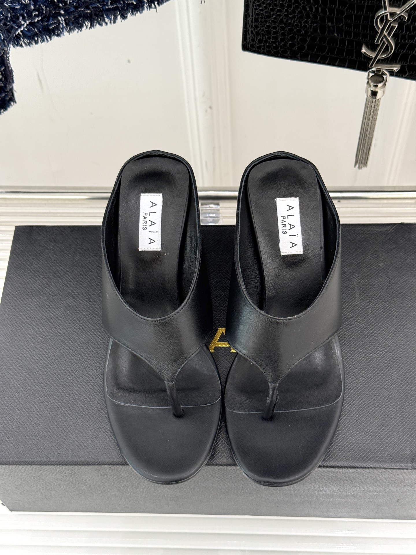 
ALAIA/阿莱娅新品坡跟夹脚拖鞋
夏天到了 也到了穿凉鞋的季节
这款凉鞋真的是上脚一眼惊艳
涂个指甲