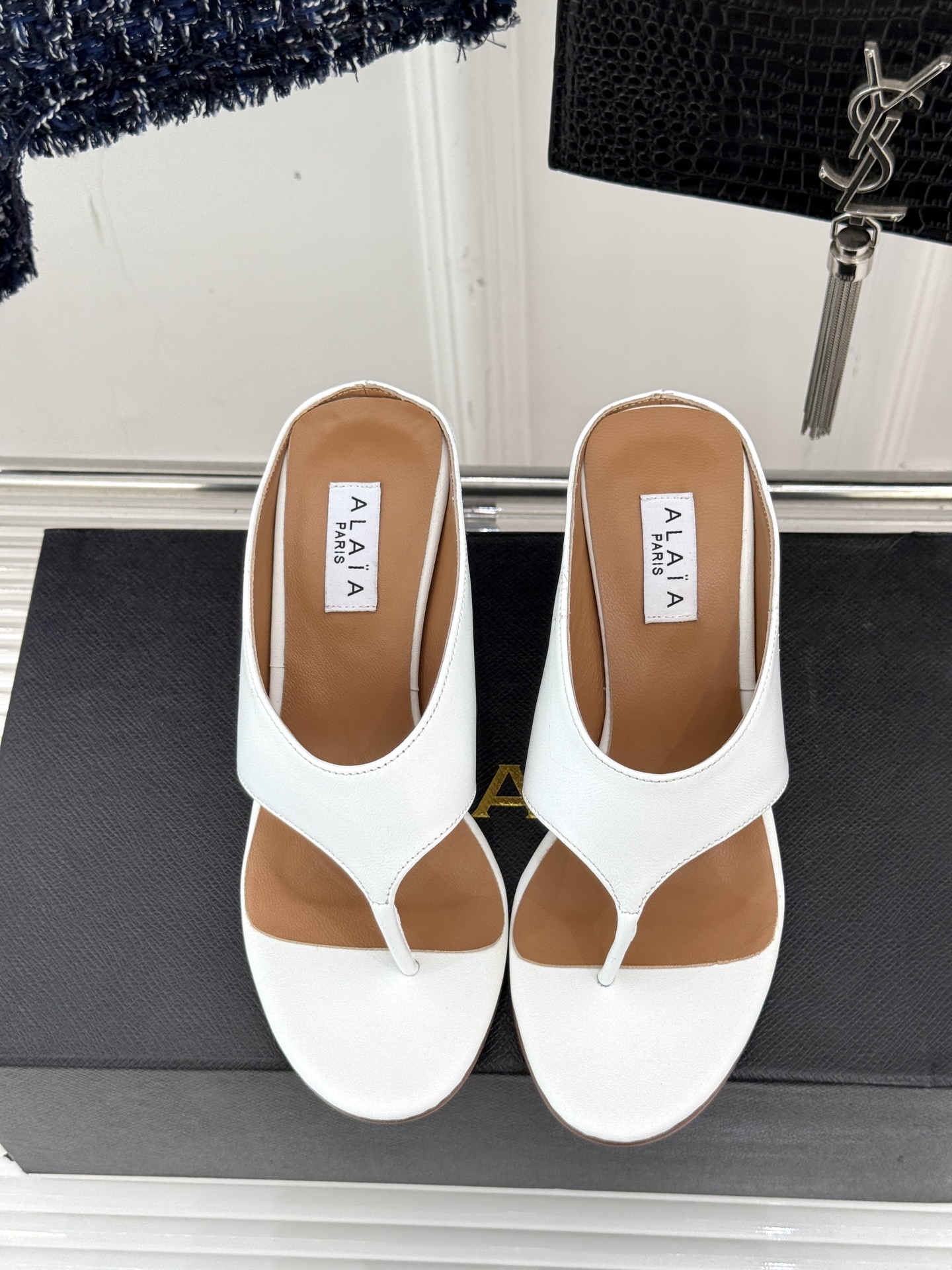 
ALAIA/阿莱娅新品坡跟夹脚拖鞋
夏天到了 也到了穿凉鞋的季节
这款凉鞋真的是上脚一眼惊艳
涂个指甲