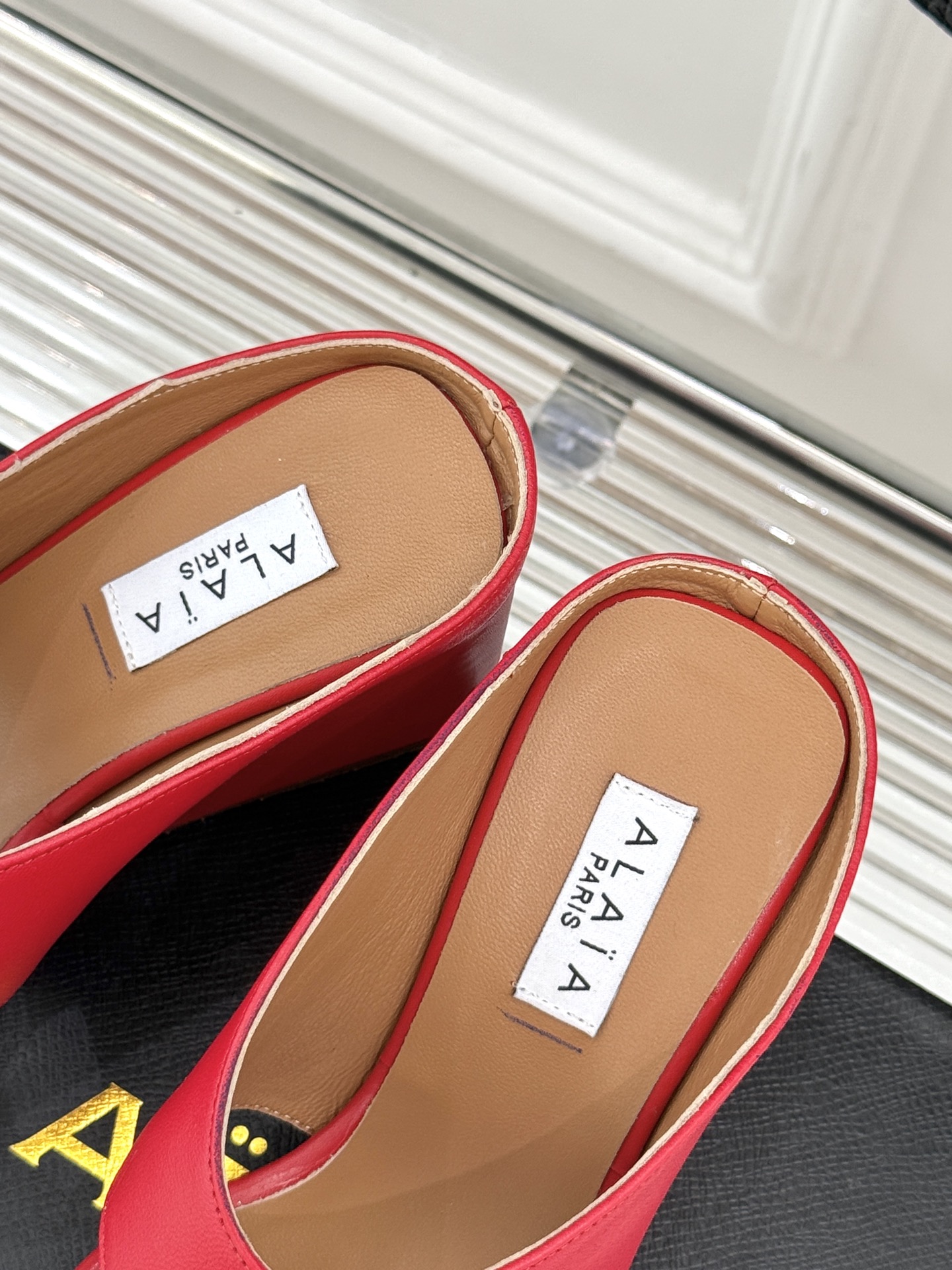 
ALAIA/阿莱娅新品坡跟夹脚拖鞋
夏天到了 也到了穿凉鞋的季节
这款凉鞋真的是上脚一眼惊艳
涂个指甲