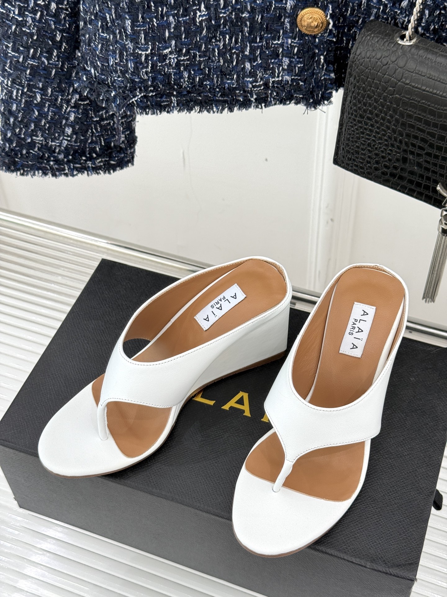 
ALAIA/阿莱娅新品坡跟夹脚拖鞋
夏天到了 也到了穿凉鞋的季节
这款凉鞋真的是上脚一眼惊艳
涂个指甲