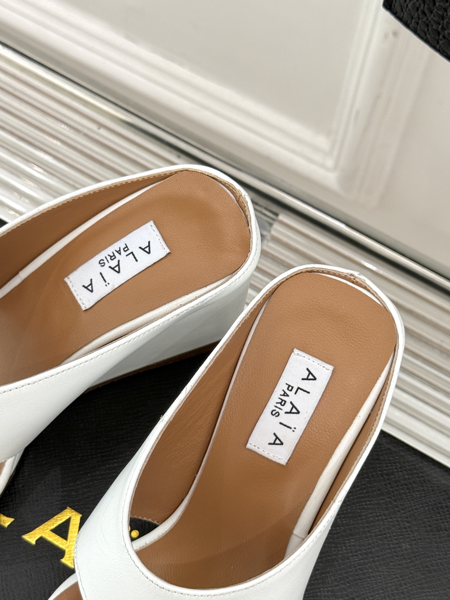 
ALAIA/阿莱娅新品坡跟夹脚拖鞋
夏天到了 也到了穿凉鞋的季节
这款凉鞋真的是上脚一眼惊艳
涂个指甲