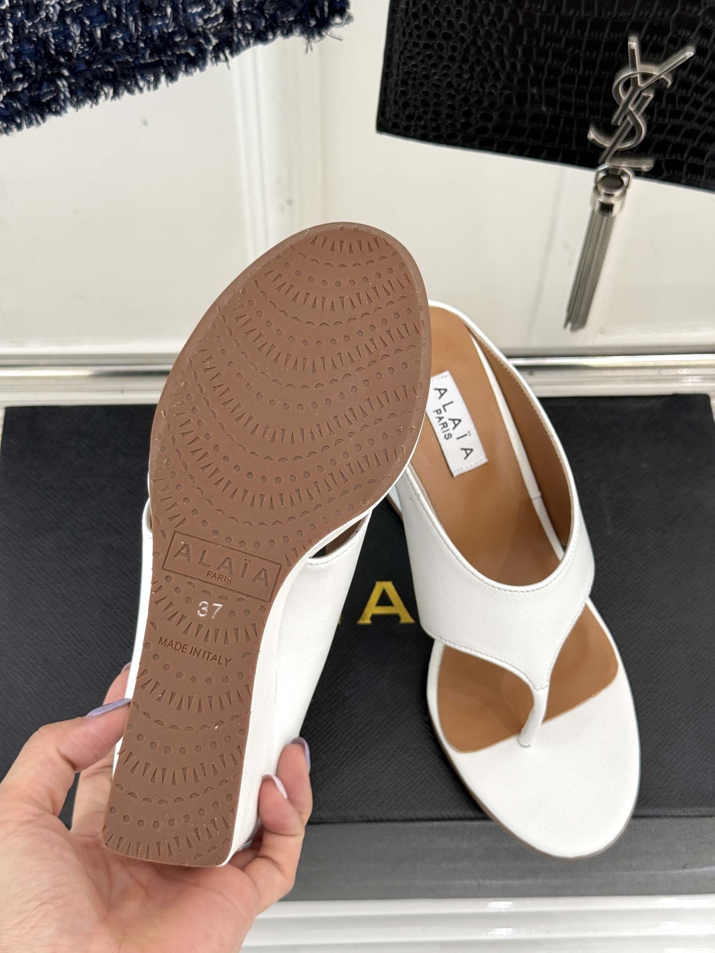
ALAIA/阿莱娅新品坡跟夹脚拖鞋
夏天到了 也到了穿凉鞋的季节
这款凉鞋真的是上脚一眼惊艳
涂个指甲