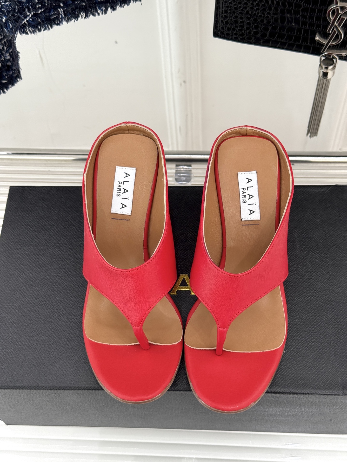 
ALAIA/阿莱娅新品坡跟夹脚拖鞋
夏天到了 也到了穿凉鞋的季节
这款凉鞋真的是上脚一眼惊艳
涂个指甲
