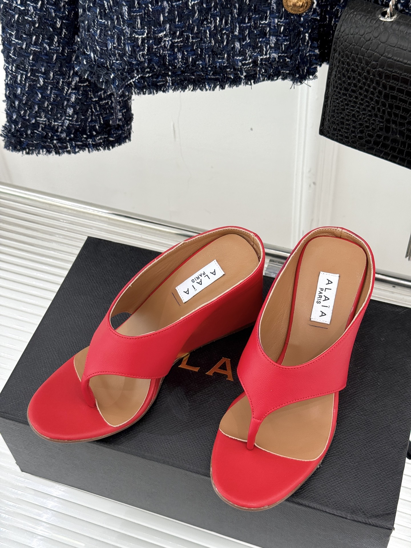 
ALAIA/阿莱娅新品坡跟夹脚拖鞋
夏天到了 也到了穿凉鞋的季节
这款凉鞋真的是上脚一眼惊艳
涂个指甲