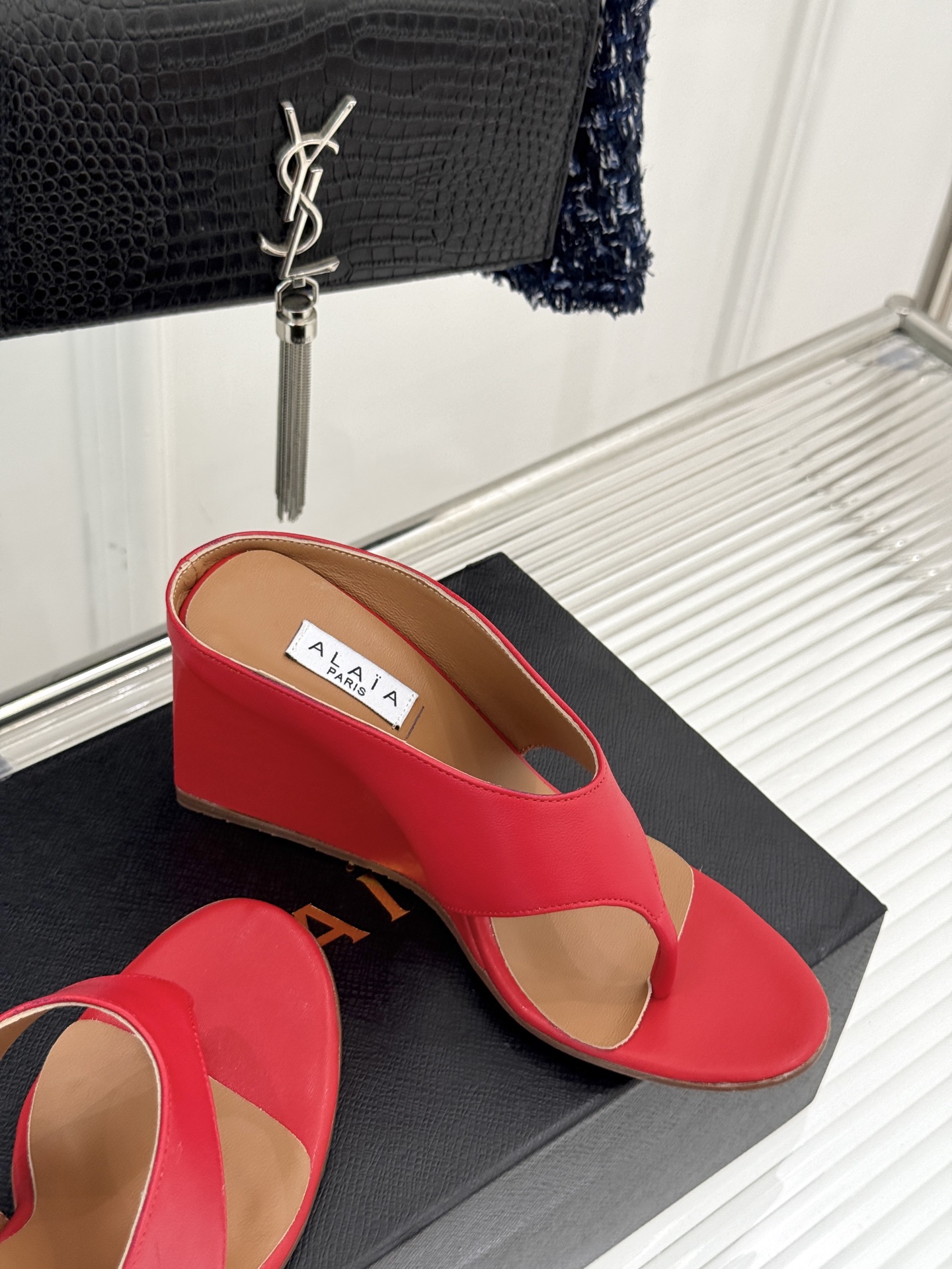 
ALAIA/阿莱娅新品坡跟夹脚拖鞋
夏天到了 也到了穿凉鞋的季节
这款凉鞋真的是上脚一眼惊艳
涂个指甲