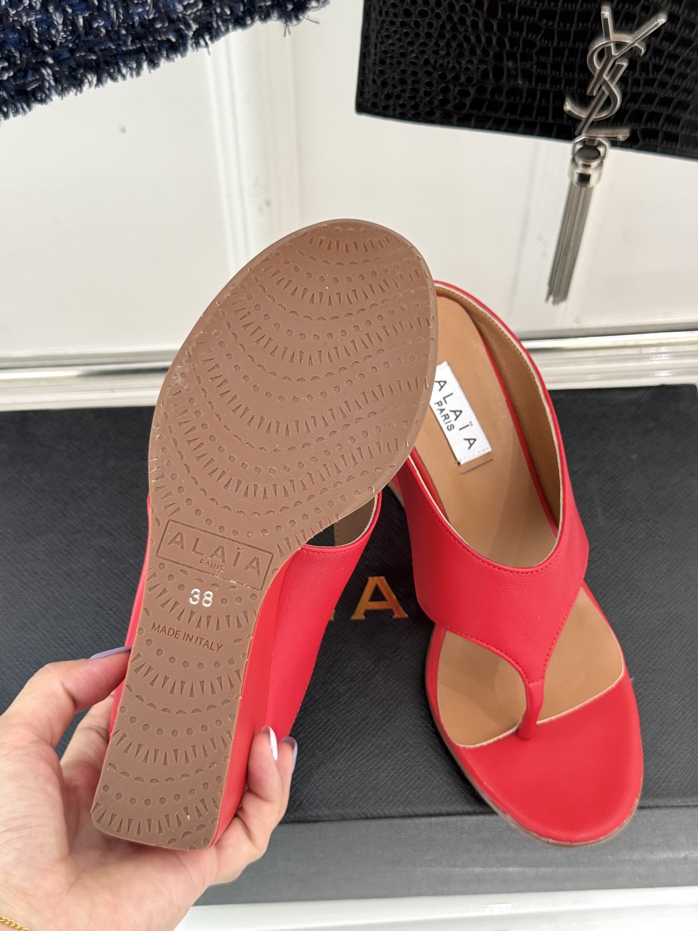 
ALAIA/阿莱娅新品坡跟夹脚拖鞋
夏天到了 也到了穿凉鞋的季节
这款凉鞋真的是上脚一眼惊艳
涂个指甲