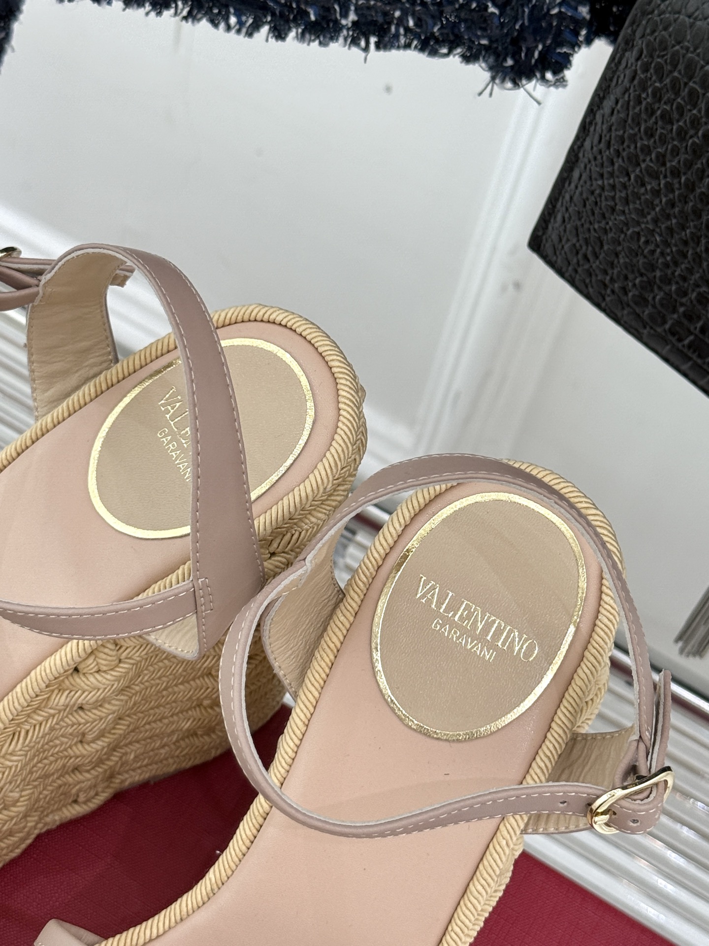 
Valentin｜华伦天伦25s春夏
新品大V扣厚底凉鞋
经典的大V扣元素设计
彰显了品牌独有的风格 