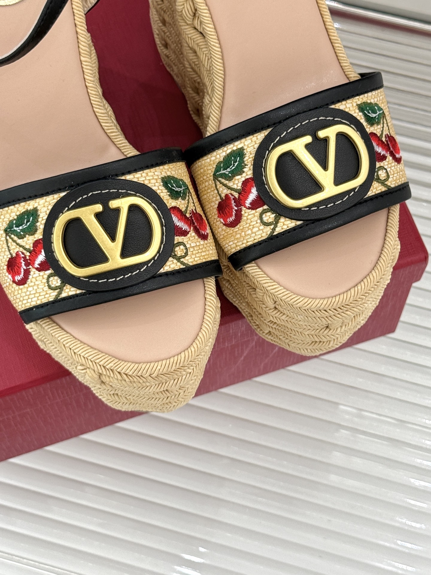 
Valentin｜华伦天伦25s春夏
新品大V扣厚底凉鞋
经典的大V扣元素设计
彰显了品牌独有的风格 