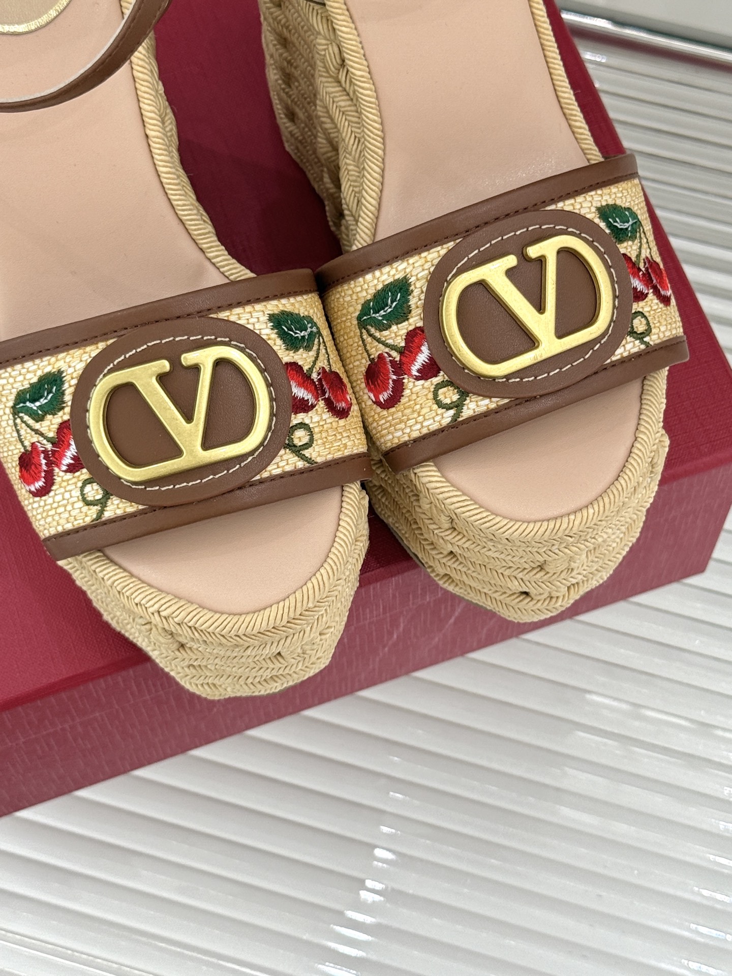 
Valentin｜华伦天伦25s春夏
新品大V扣厚底凉鞋
经典的大V扣元素设计
彰显了品牌独有的风格 