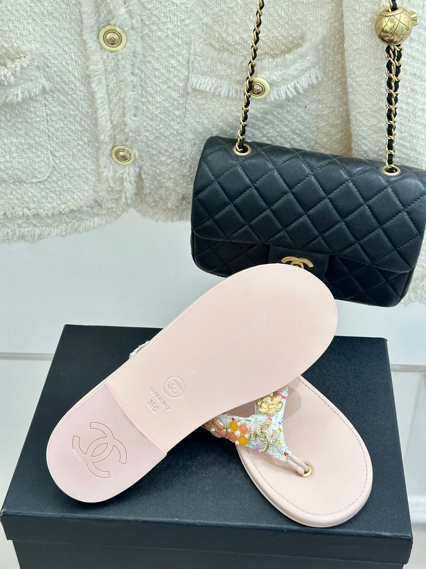 
CHANE* ｜小香25。春夏新品
珠宝人字拖夹脚拖鞋
好穿又出片的度假风人字拖🏖️
经典双C珠宝设计