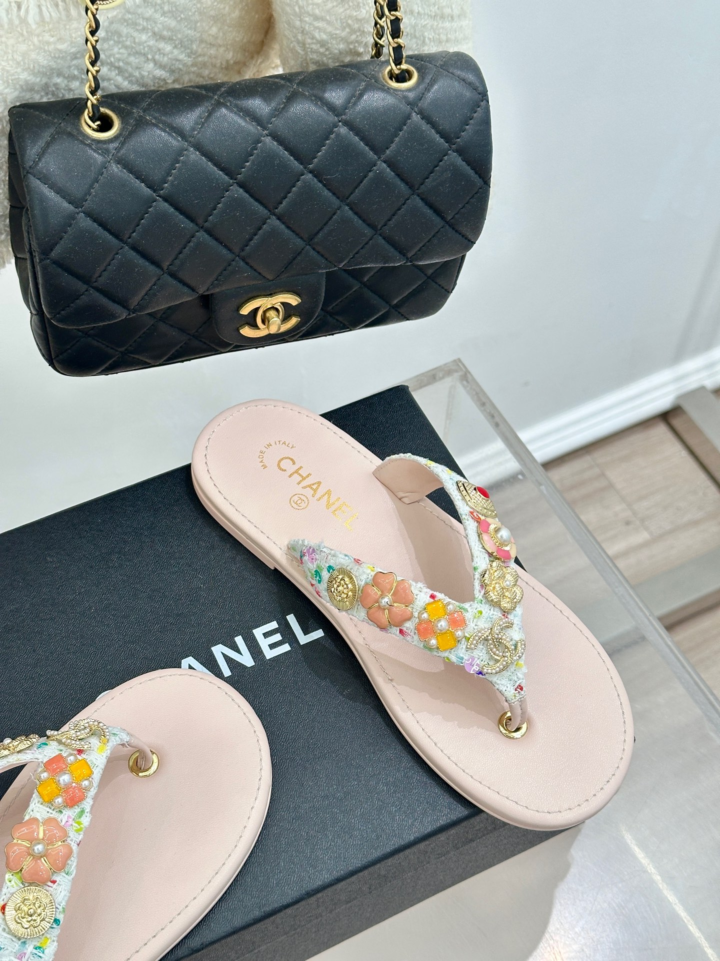 
CHANE* ｜小香25。春夏新品
珠宝人字拖夹脚拖鞋
好穿又出片的度假风人字拖🏖️
经典双C珠宝设计