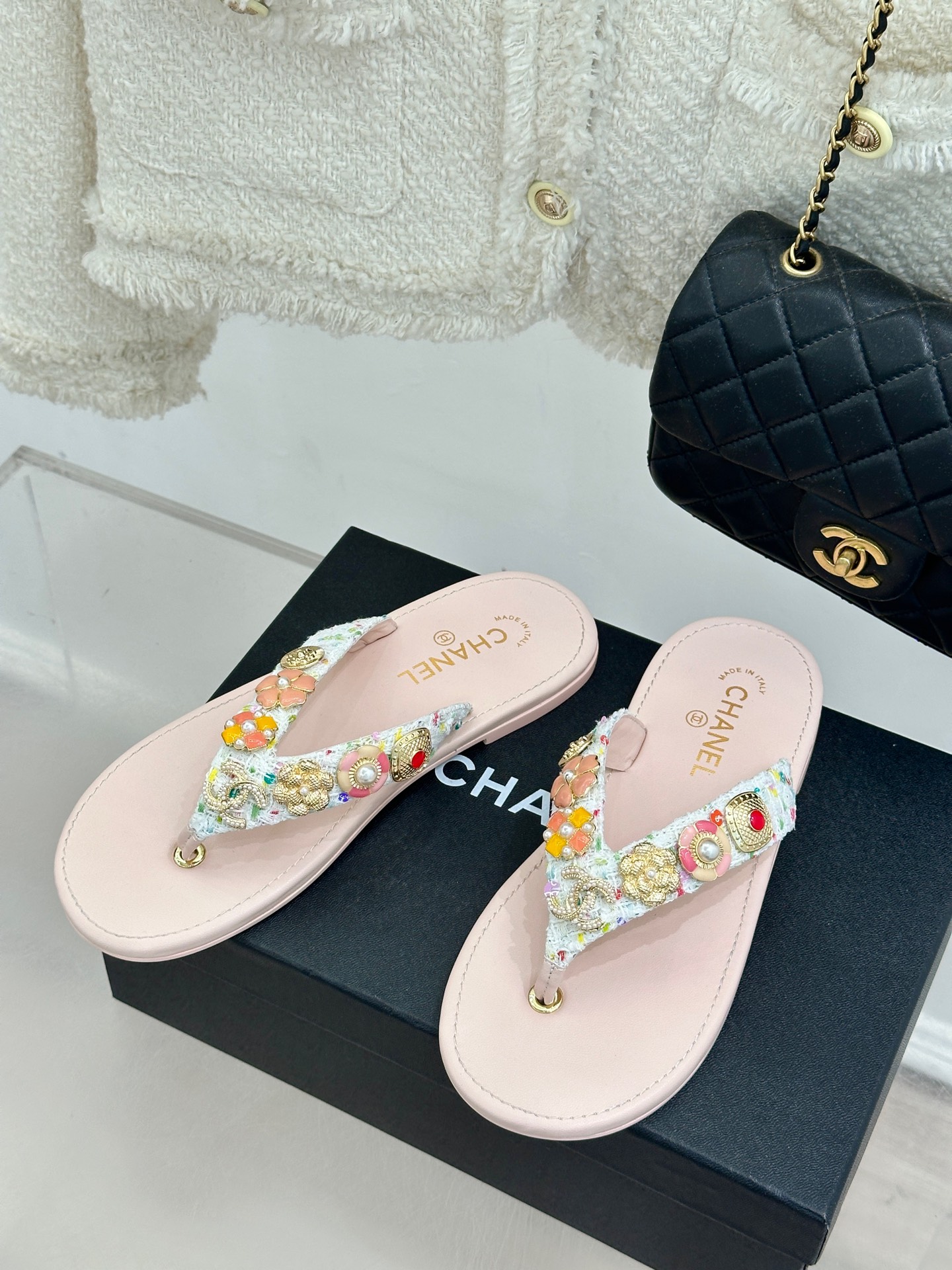 
CHANE* ｜小香25。春夏新品
珠宝人字拖夹脚拖鞋
好穿又出片的度假风人字拖🏖️
经典双C珠宝设计