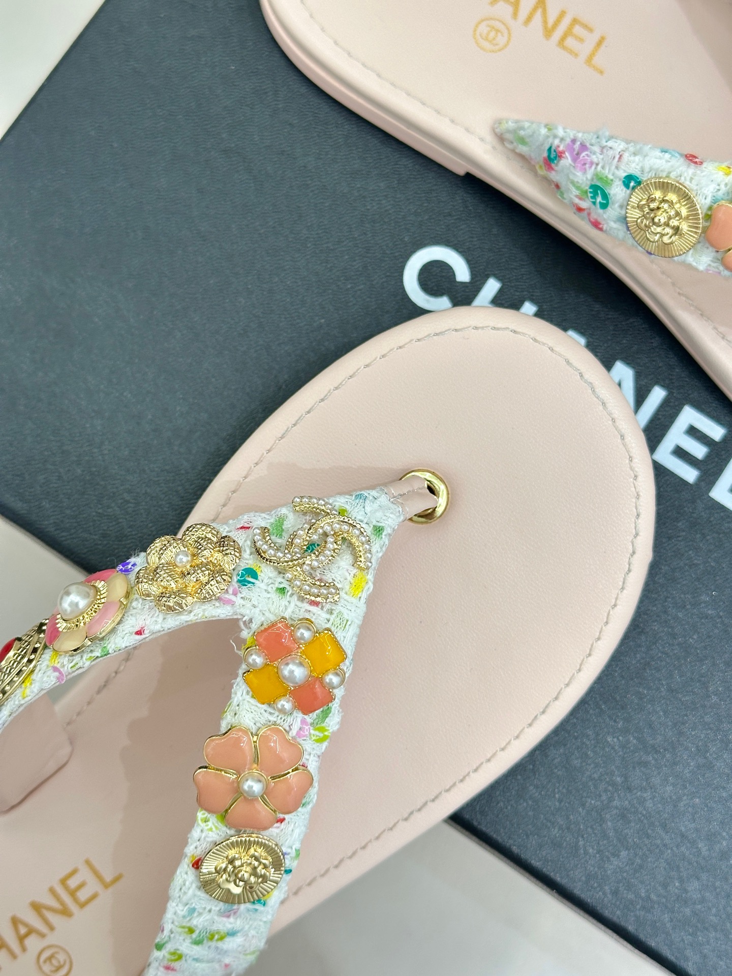 
CHANE* ｜小香25。春夏新品
珠宝人字拖夹脚拖鞋
好穿又出片的度假风人字拖🏖️
经典双C珠宝设计