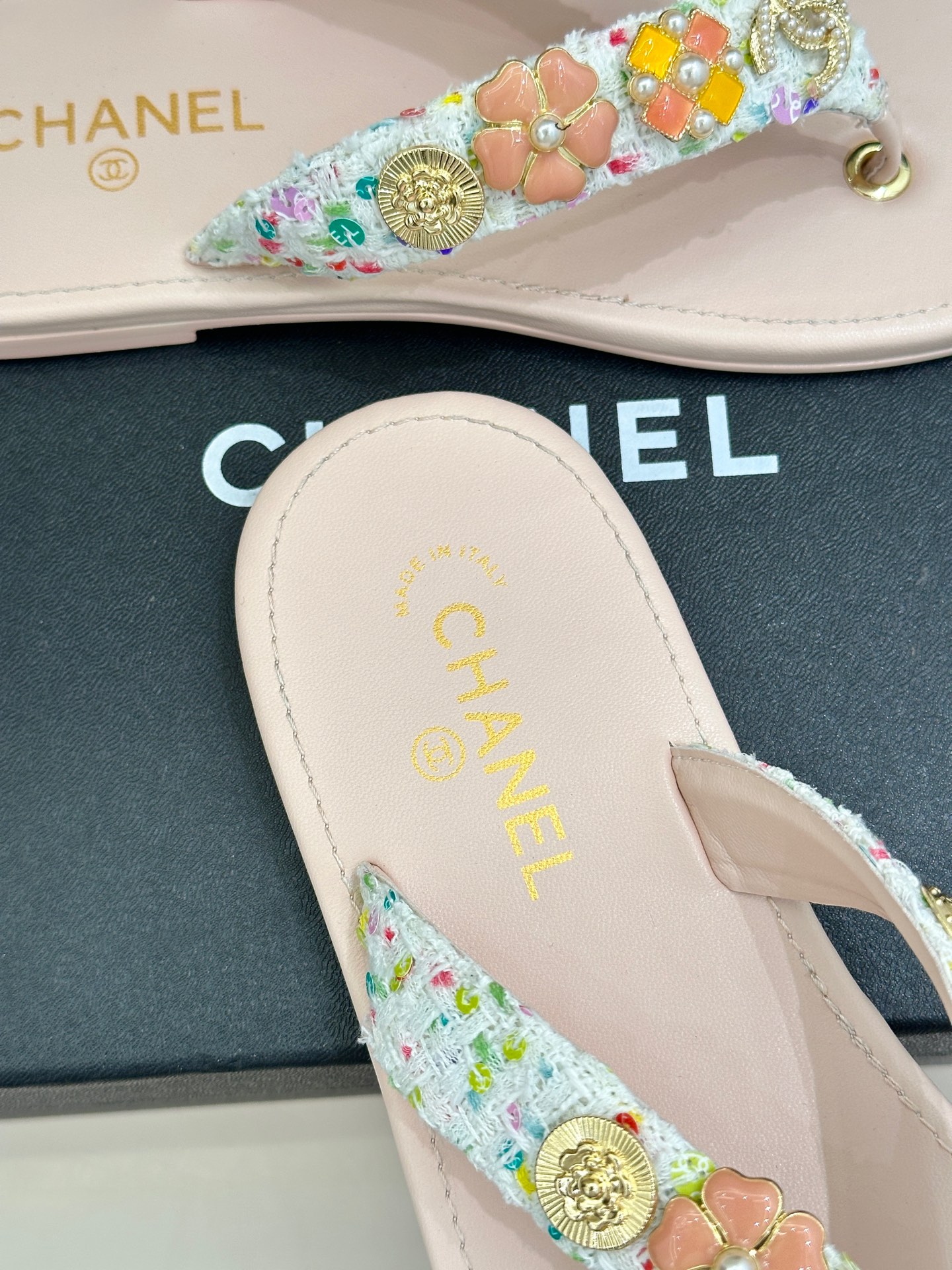 
CHANE* ｜小香25。春夏新品
珠宝人字拖夹脚拖鞋
好穿又出片的度假风人字拖🏖️
经典双C珠宝设计