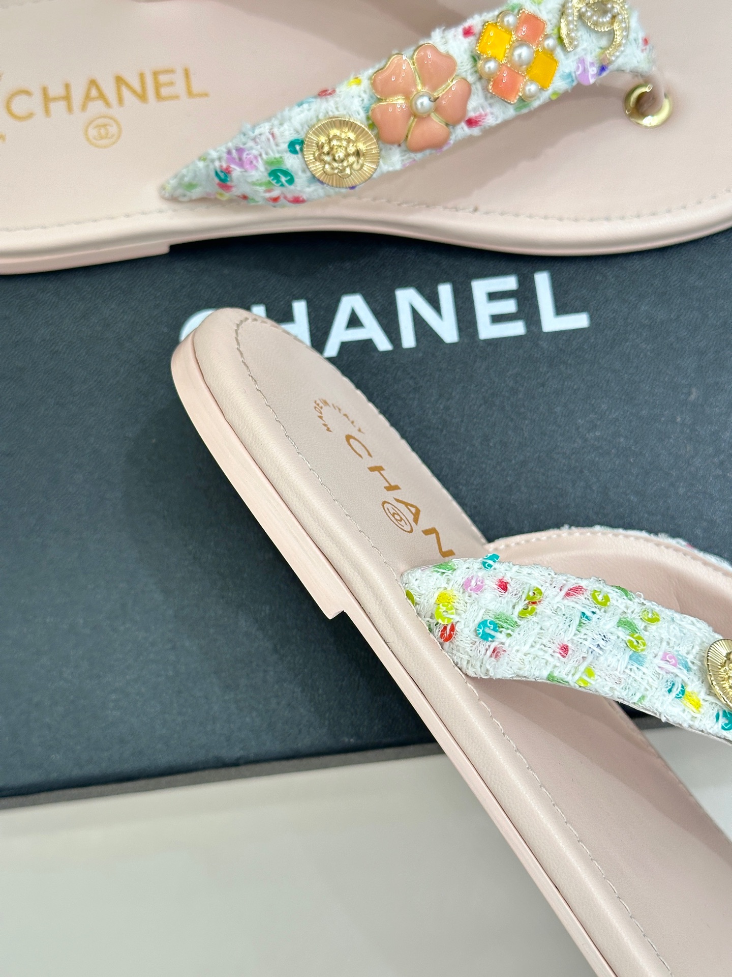 
CHANE* ｜小香25。春夏新品
珠宝人字拖夹脚拖鞋
好穿又出片的度假风人字拖🏖️
经典双C珠宝设计