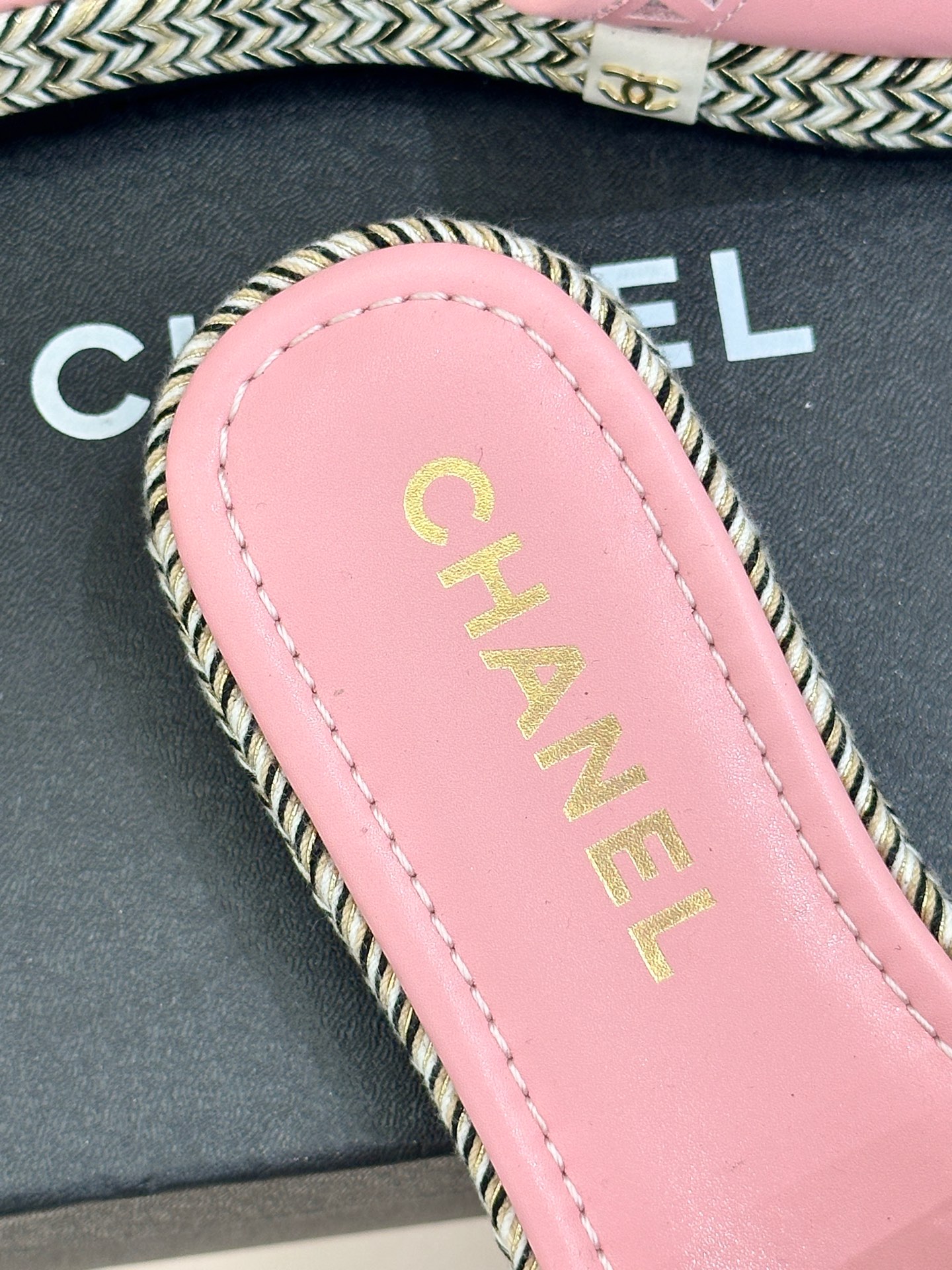 
CHANE*｜小香经典时尚春夏
水钻双C草编镂空渔夫拖鞋
经典夏日度假系列麻绳底拖鞋～
简直就眼前一亮