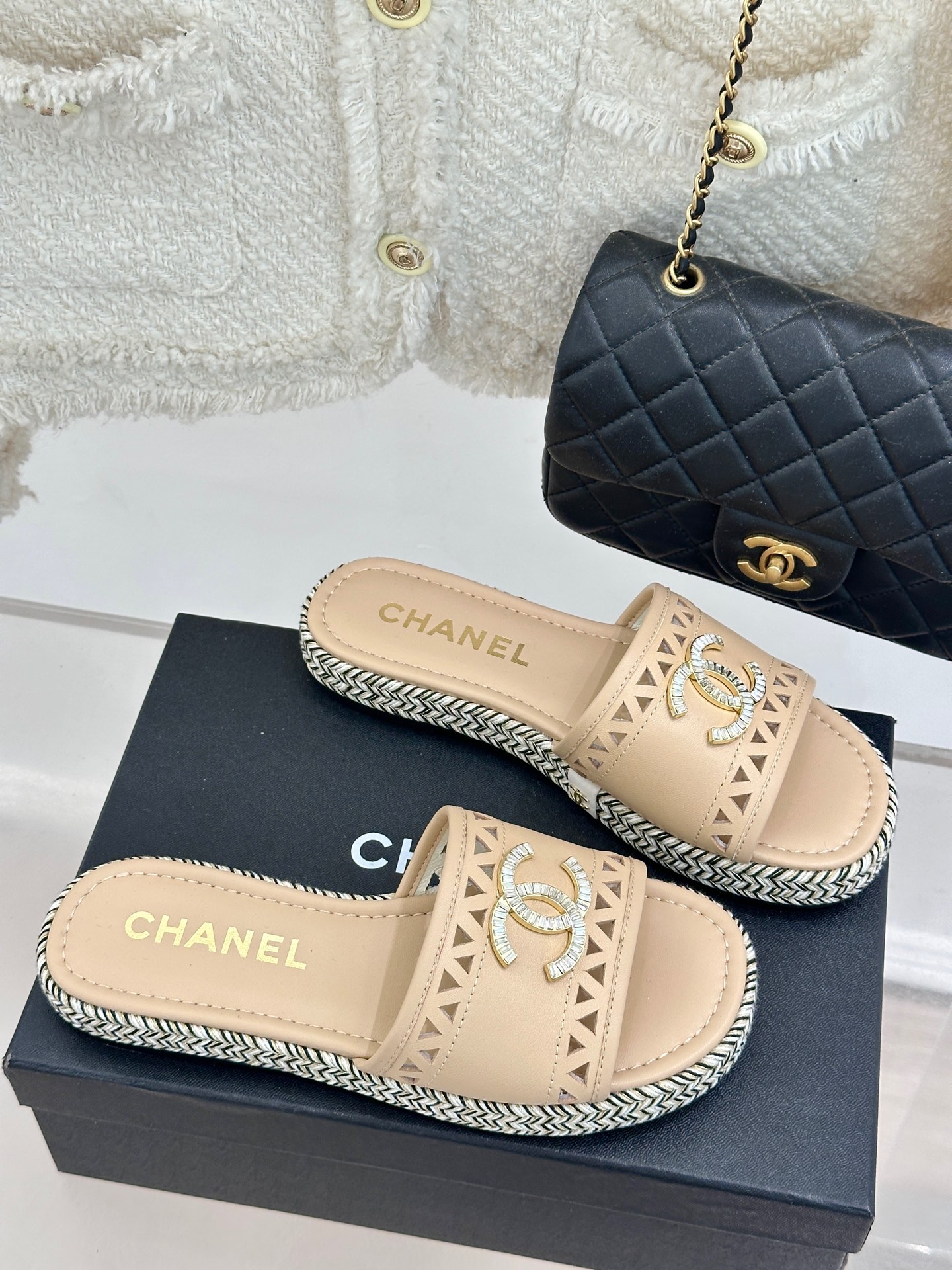 
CHANE*｜小香经典时尚春夏
水钻双C草编镂空渔夫拖鞋
经典夏日度假系列麻绳底拖鞋～
简直就眼前一亮
