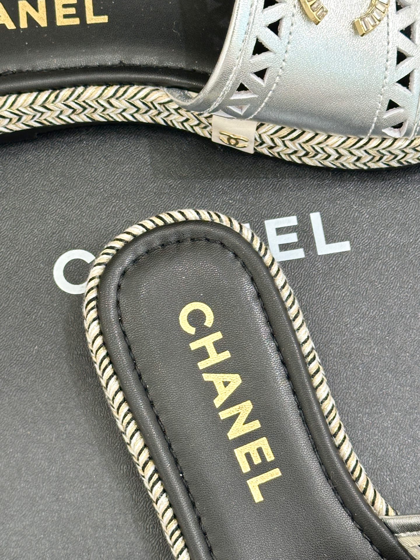 
CHANE*｜小香经典时尚春夏
水钻双C草编镂空渔夫拖鞋
经典夏日度假系列麻绳底拖鞋～
简直就眼前一亮