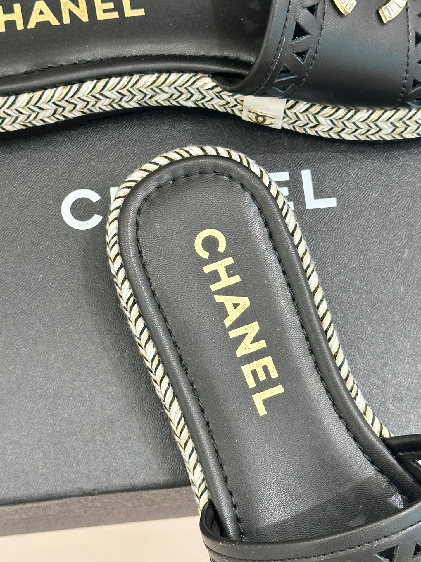 
CHANE*｜小香经典时尚春夏
水钻双C草编镂空渔夫拖鞋
经典夏日度假系列麻绳底拖鞋～
简直就眼前一亮