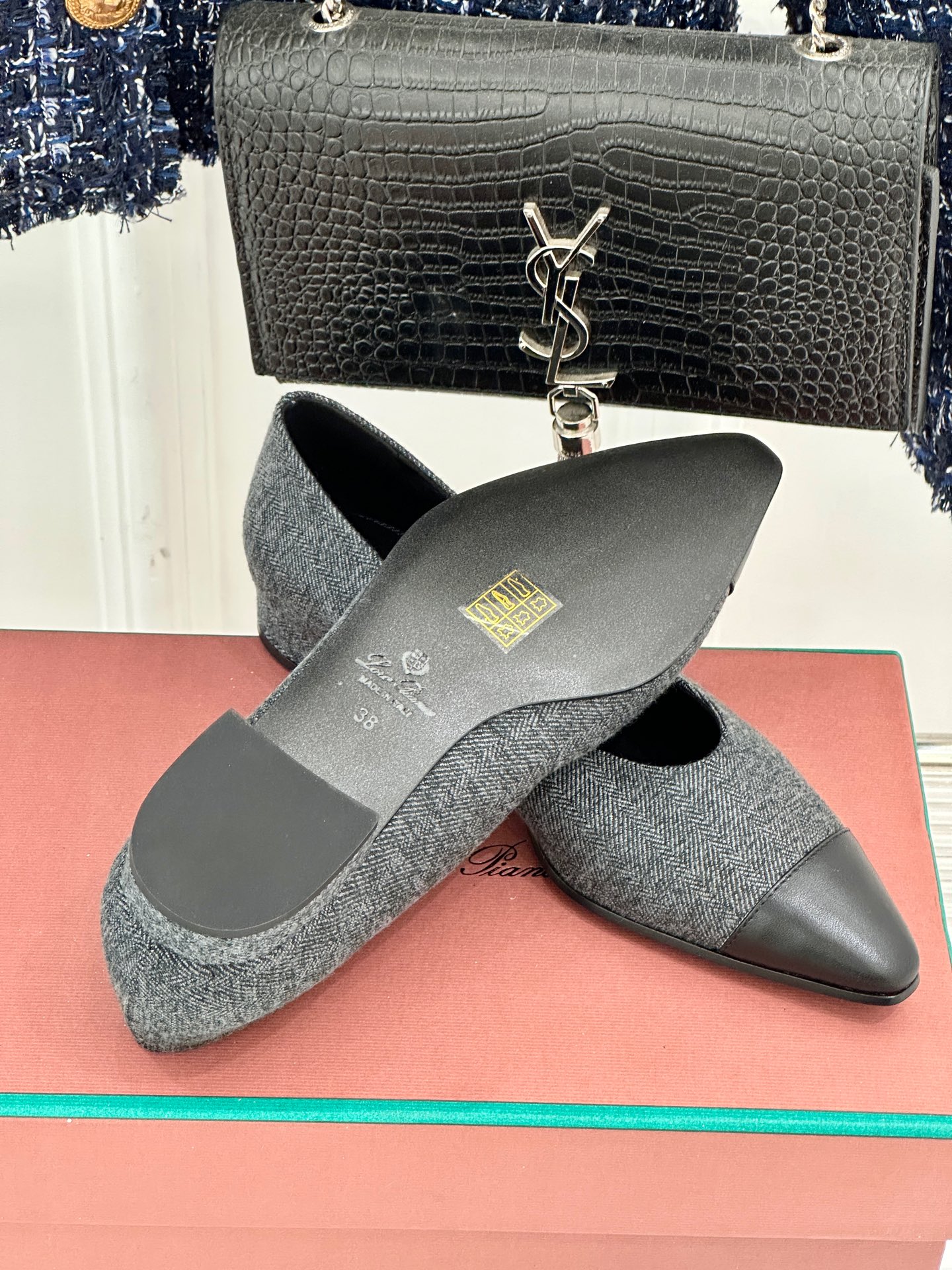 Loro Piana/ LP 经典复古绝美
女巫平底鞋
极简主义风格，复古又级！
简约又大气，属于非常耐