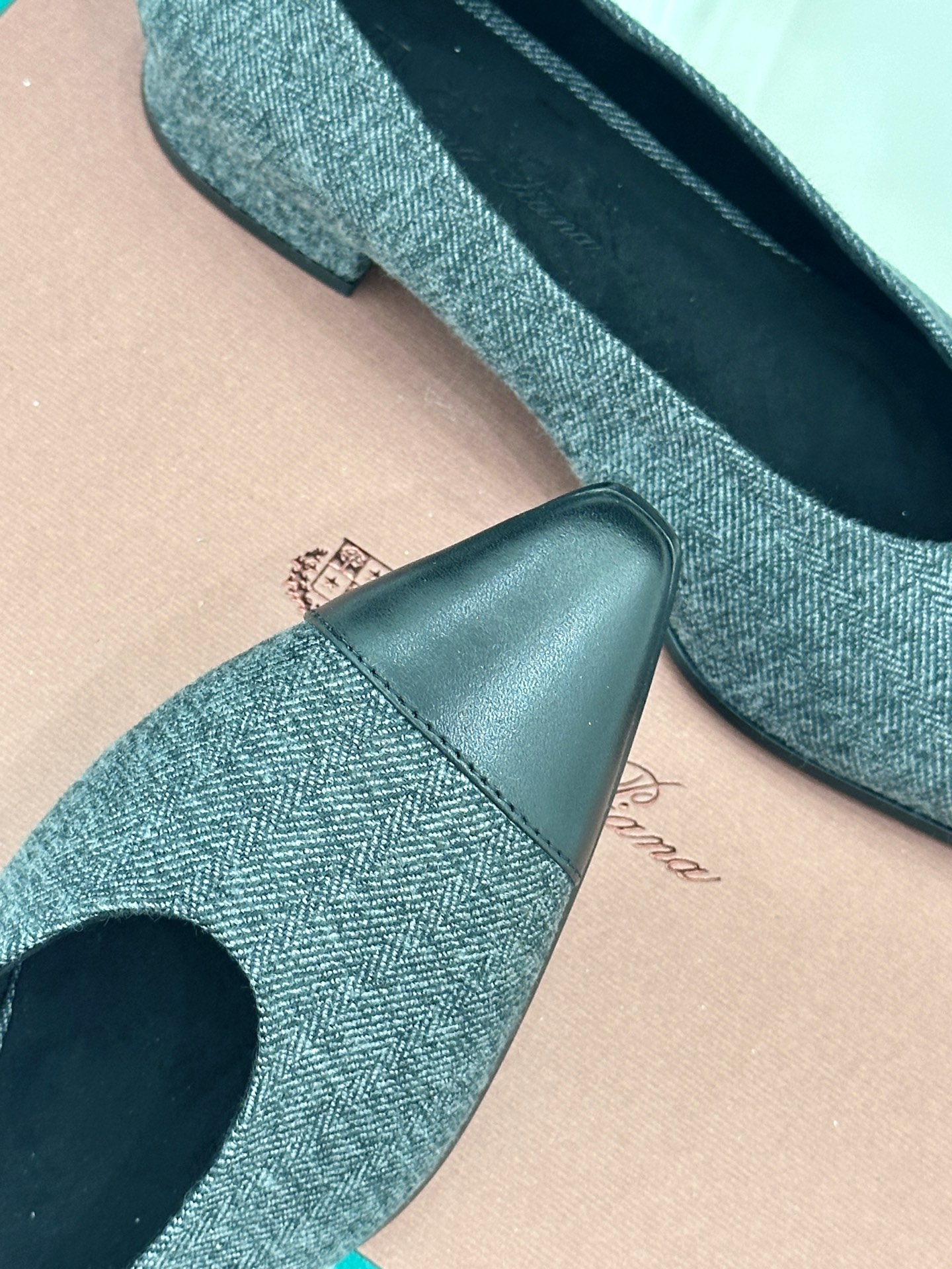 Loro Piana/ LP 经典复古绝美
女巫平底鞋
极简主义风格，复古又级！
简约又大气，属于非常耐