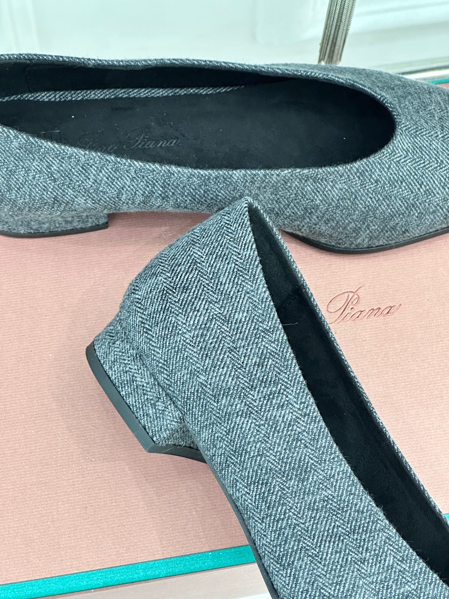 Loro Piana/ LP 经典复古绝美
女巫平底鞋
极简主义风格，复古又级！
简约又大气，属于非常耐