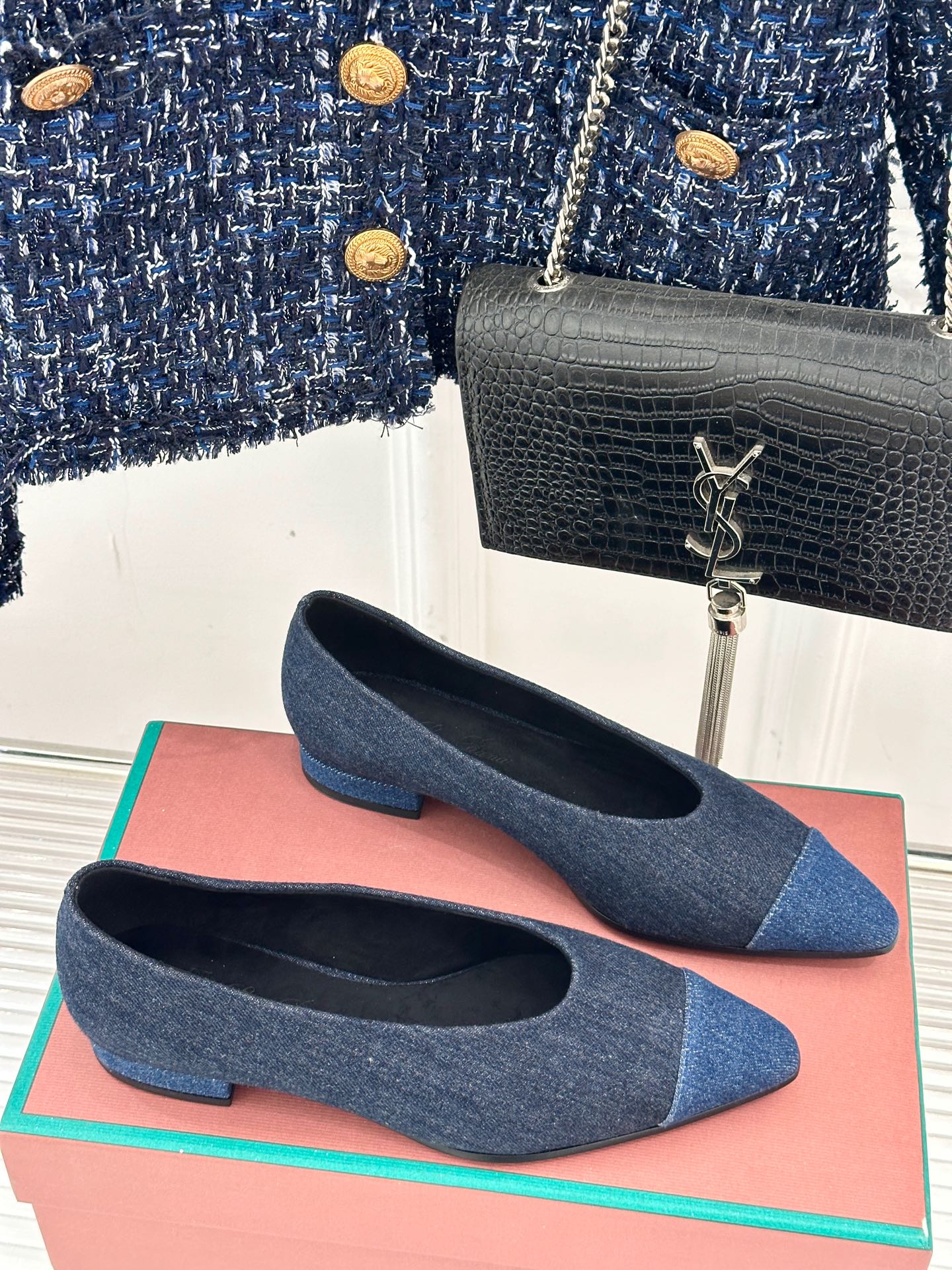 Loro Piana/ LP 经典复古绝美
女巫平底鞋
极简主义风格，复古又级！
简约又大气，属于非常耐