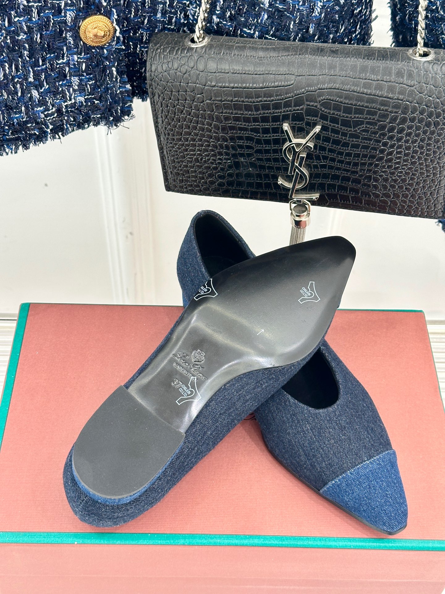 Loro Piana/ LP 经典复古绝美
女巫平底鞋
极简主义风格，复古又级！
简约又大气，属于非常耐