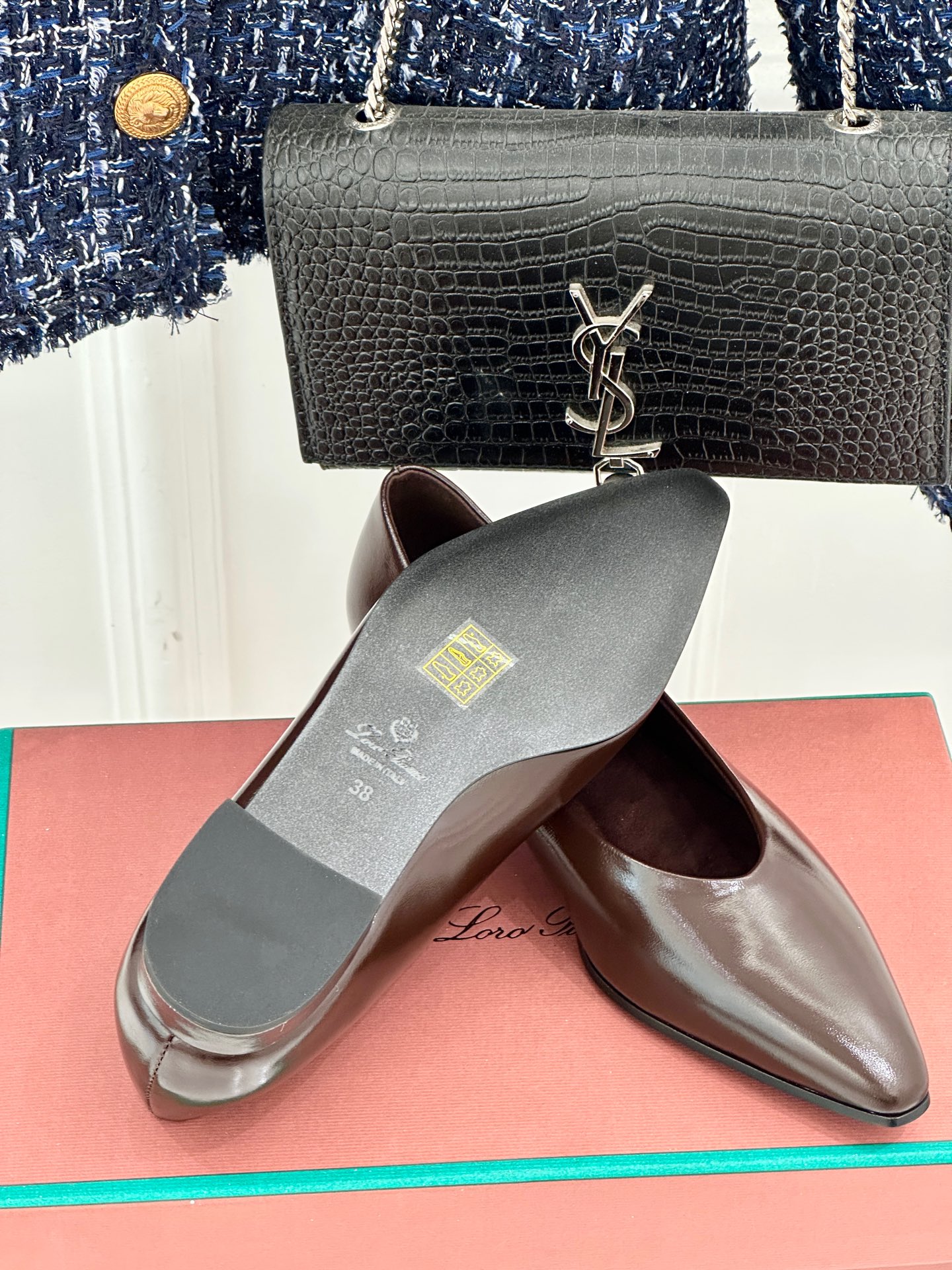 Loro Piana/ LP 经典复古绝美
女巫平底鞋
极简主义风格，复古又级！
简约又大气，属于非常耐