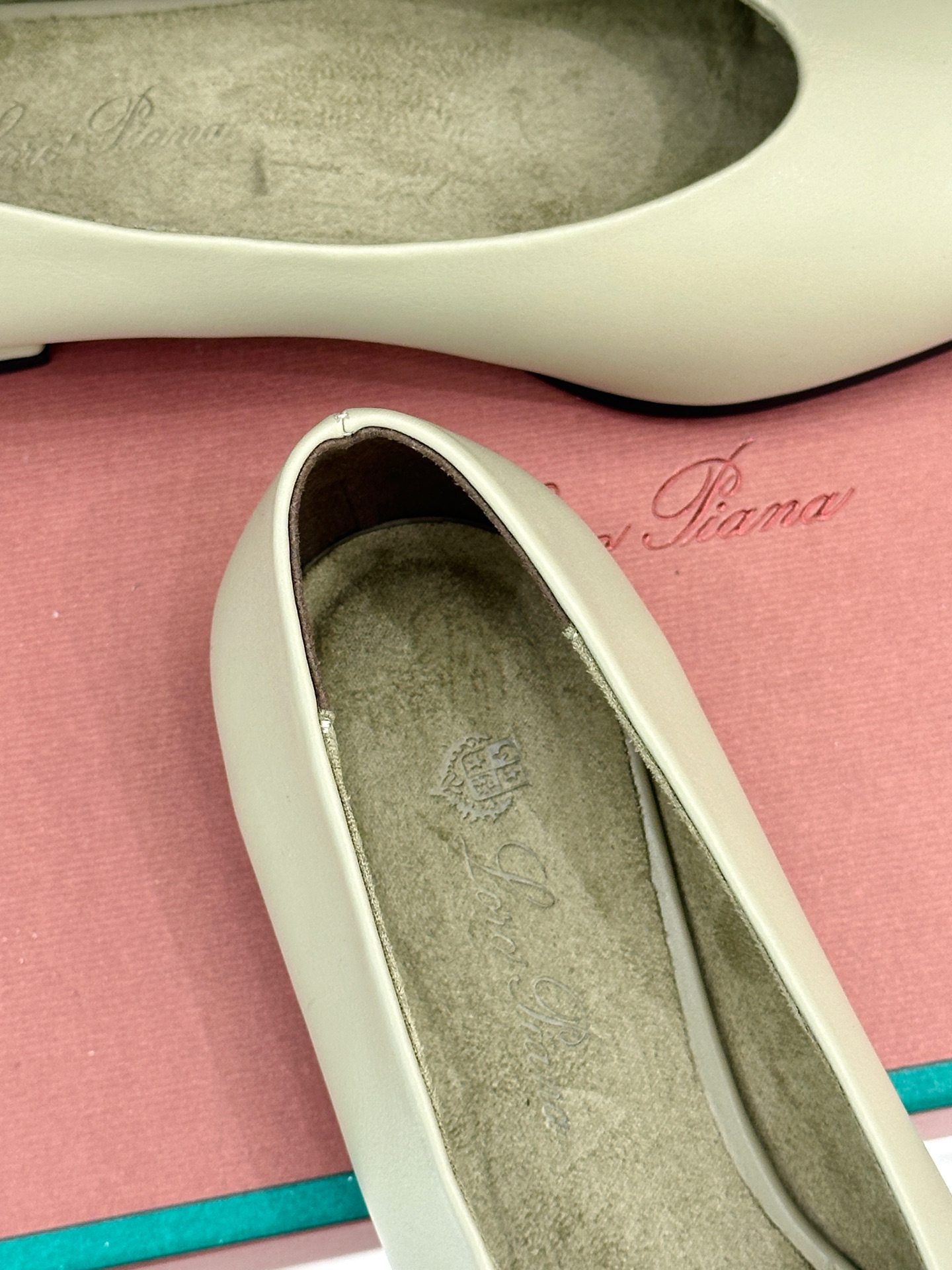 Loro Piana/ LP 经典复古绝美
女巫平底鞋
极简主义风格，复古又级！
简约又大气，属于非常耐