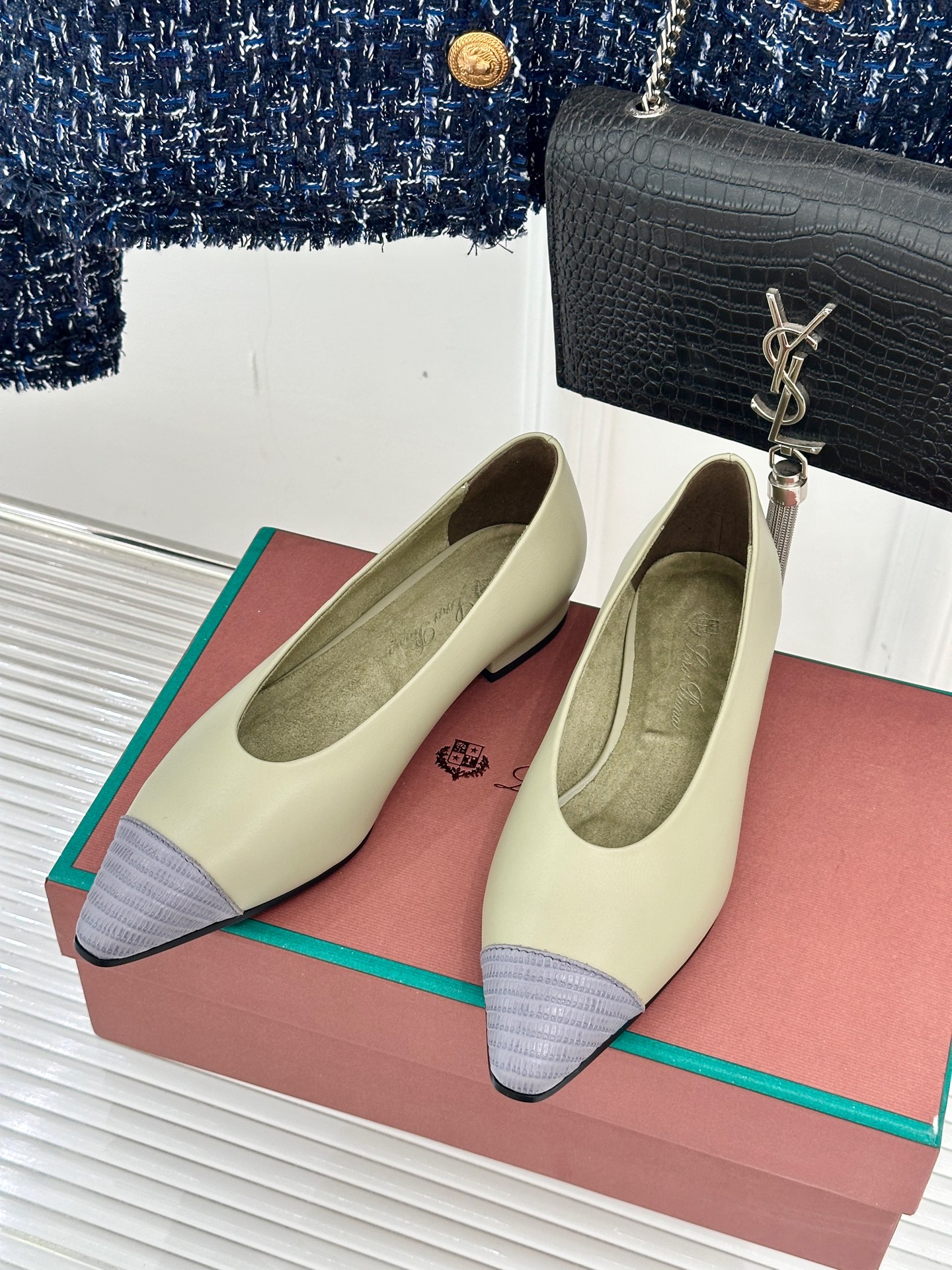 Loro Piana/ LP 经典复古绝美
女巫平底鞋
极简主义风格，复古又级！
简约又大气，属于非常耐