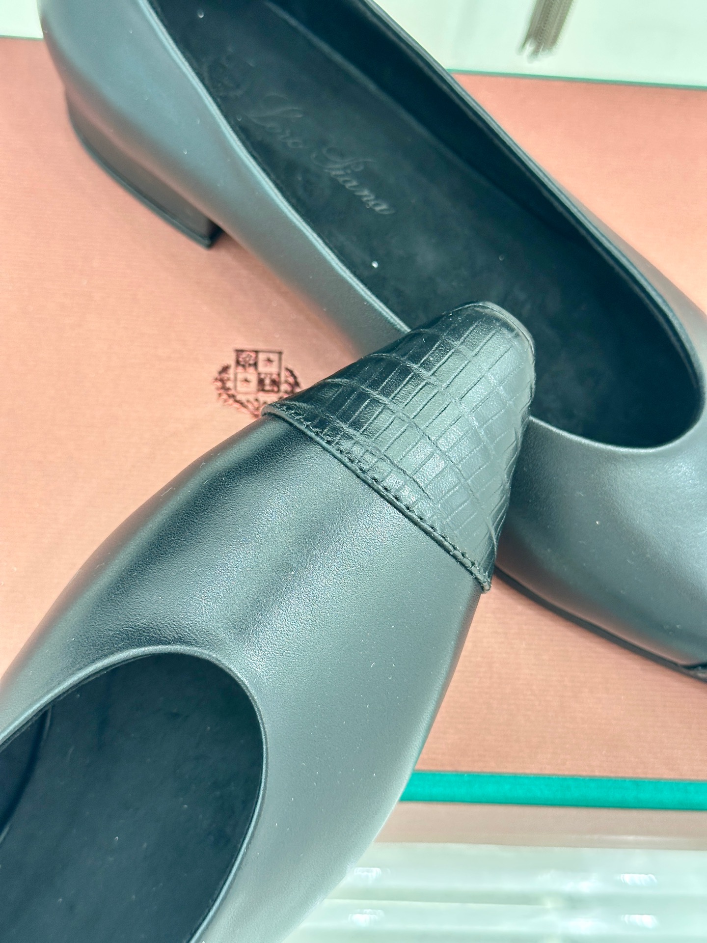 Loro Piana/ LP 经典复古绝美
女巫平底鞋
极简主义风格，复古又级！
简约又大气，属于非常耐