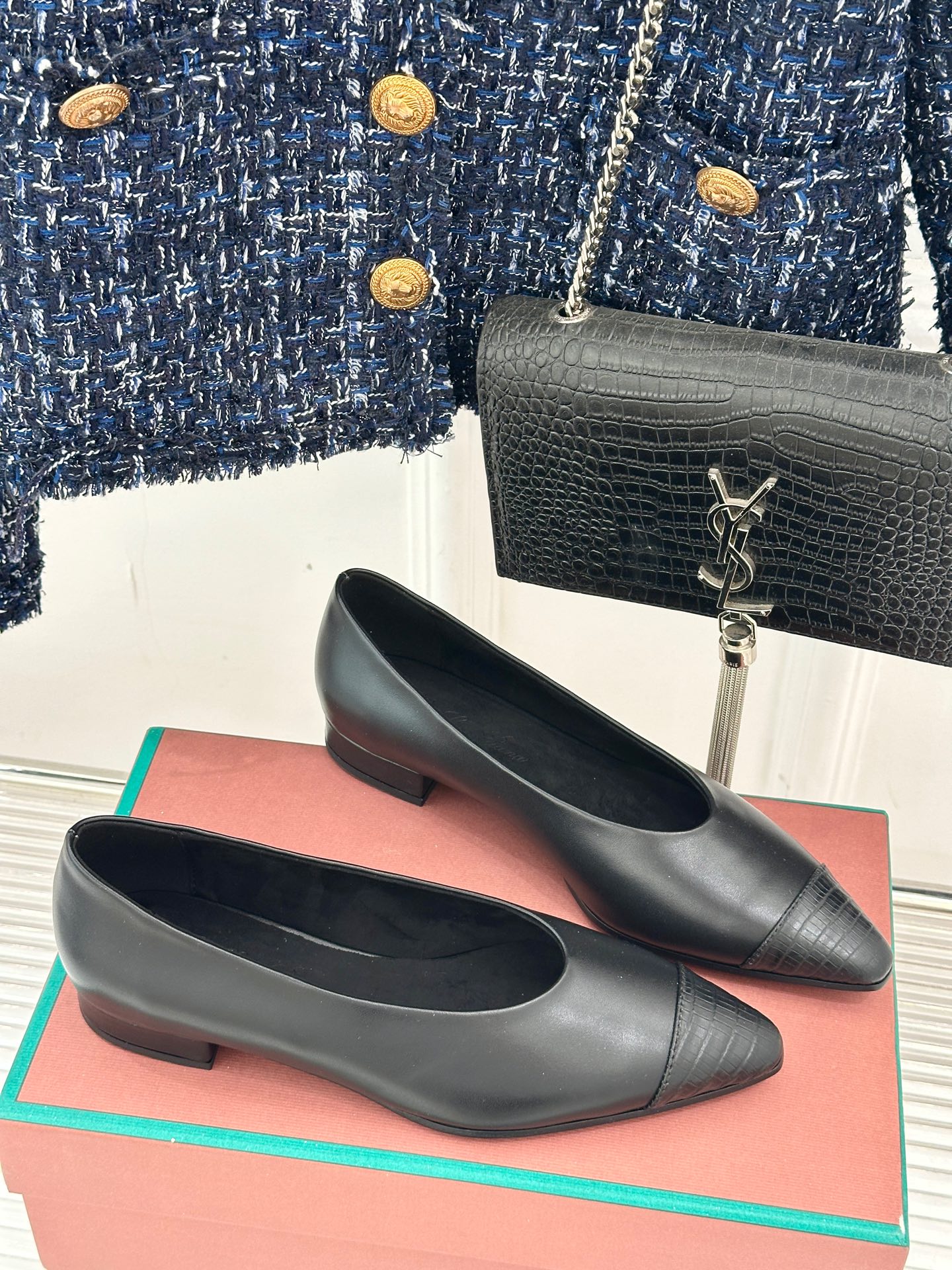 Loro Piana/ LP 经典复古绝美
女巫平底鞋
极简主义风格，复古又级！
简约又大气，属于非常耐