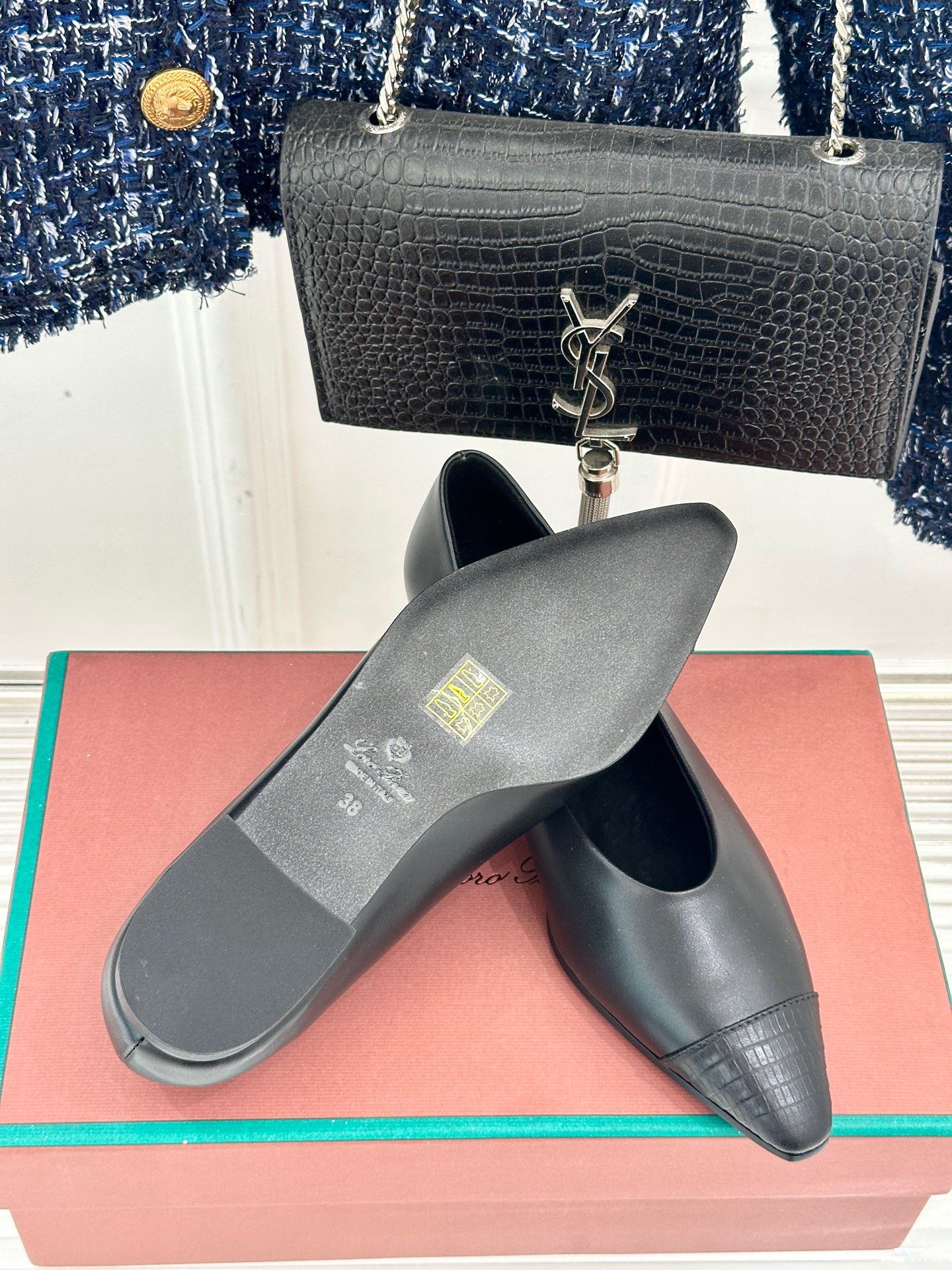 Loro Piana/ LP 经典复古绝美
女巫平底鞋
极简主义风格，复古又级！
简约又大气，属于非常耐