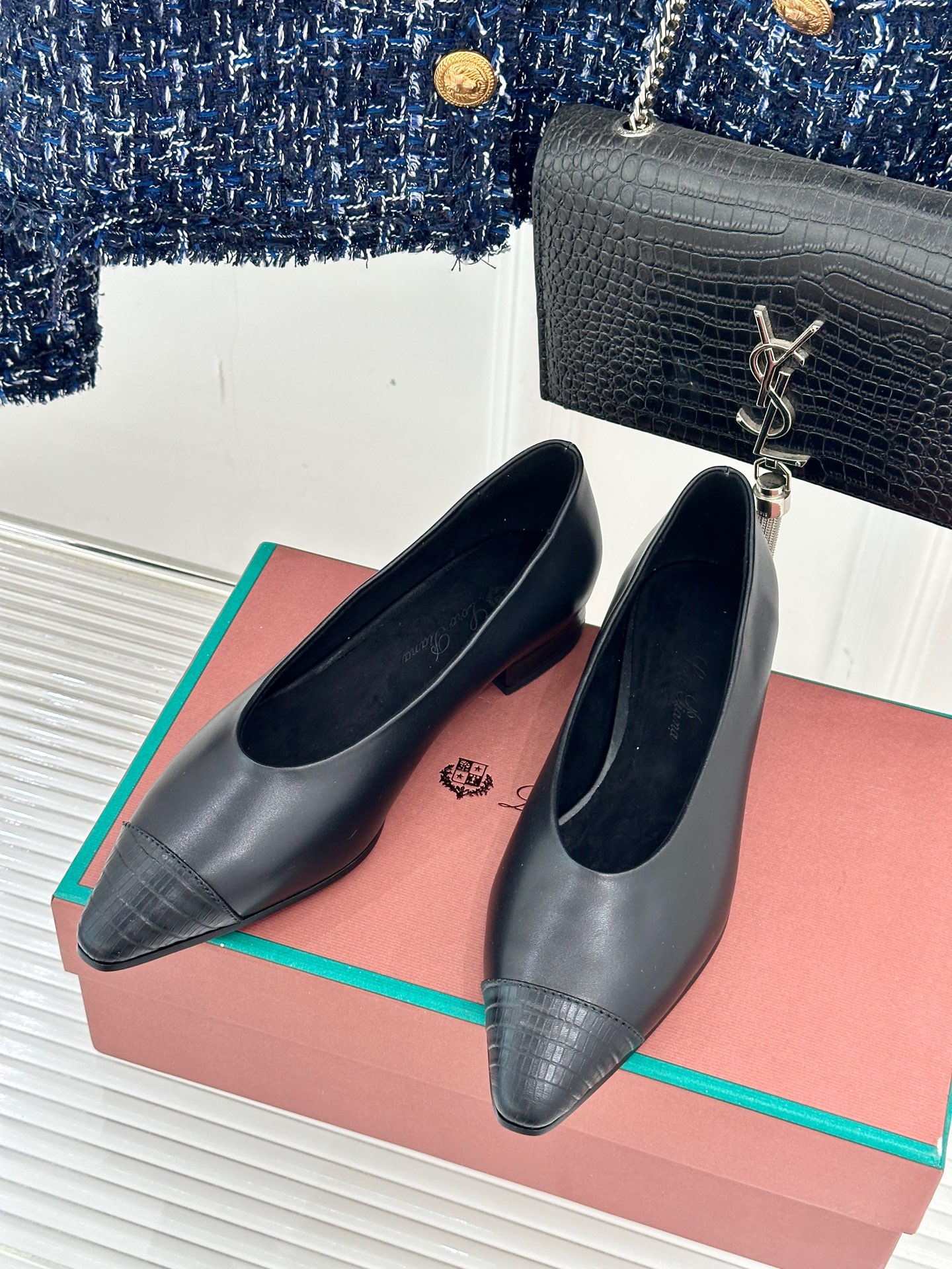 Loro Piana/ LP 经典复古绝美
女巫平底鞋
极简主义风格，复古又级！
简约又大气，属于非常耐