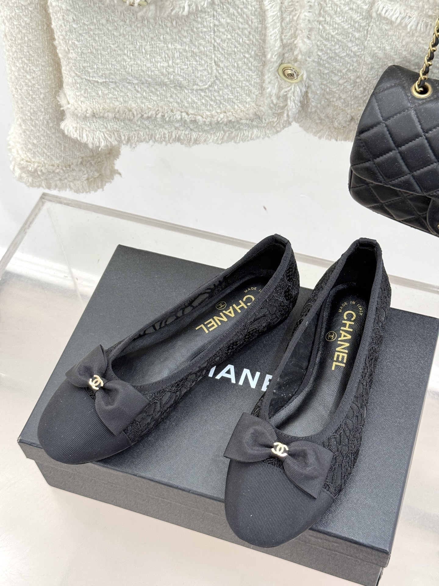 
CHANE*｜小香25。春夏新品
蕾丝系列蝴蝶结芭蕾舞鞋
这一季的蕾丝美得让人窒息！
蕾丝给人以一种很