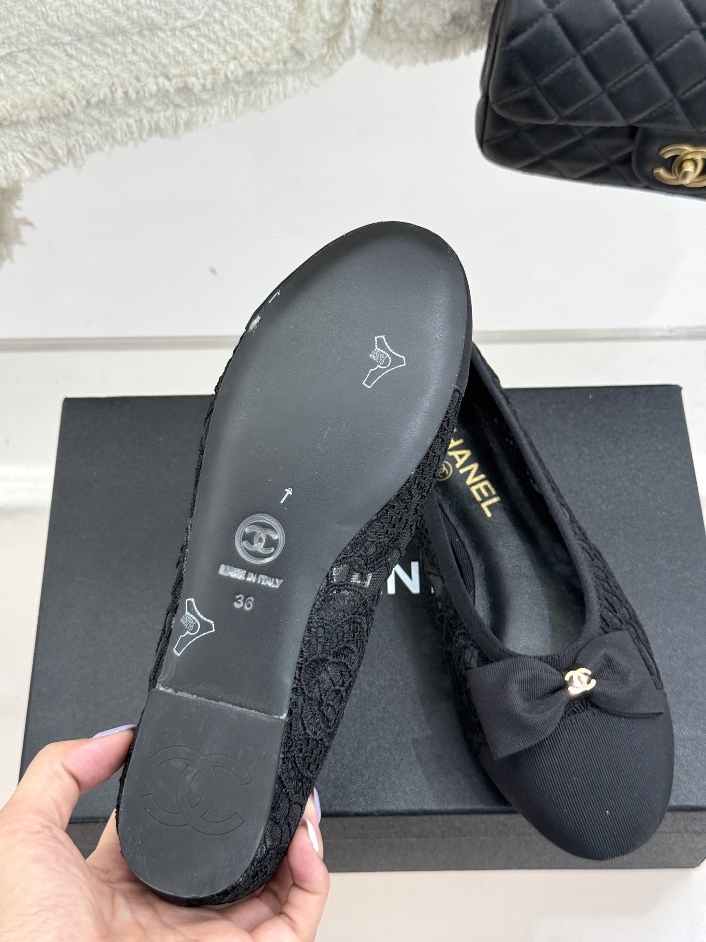 
CHANE*｜小香25。春夏新品
蕾丝系列蝴蝶结芭蕾舞鞋
这一季的蕾丝美得让人窒息！
蕾丝给人以一种很
