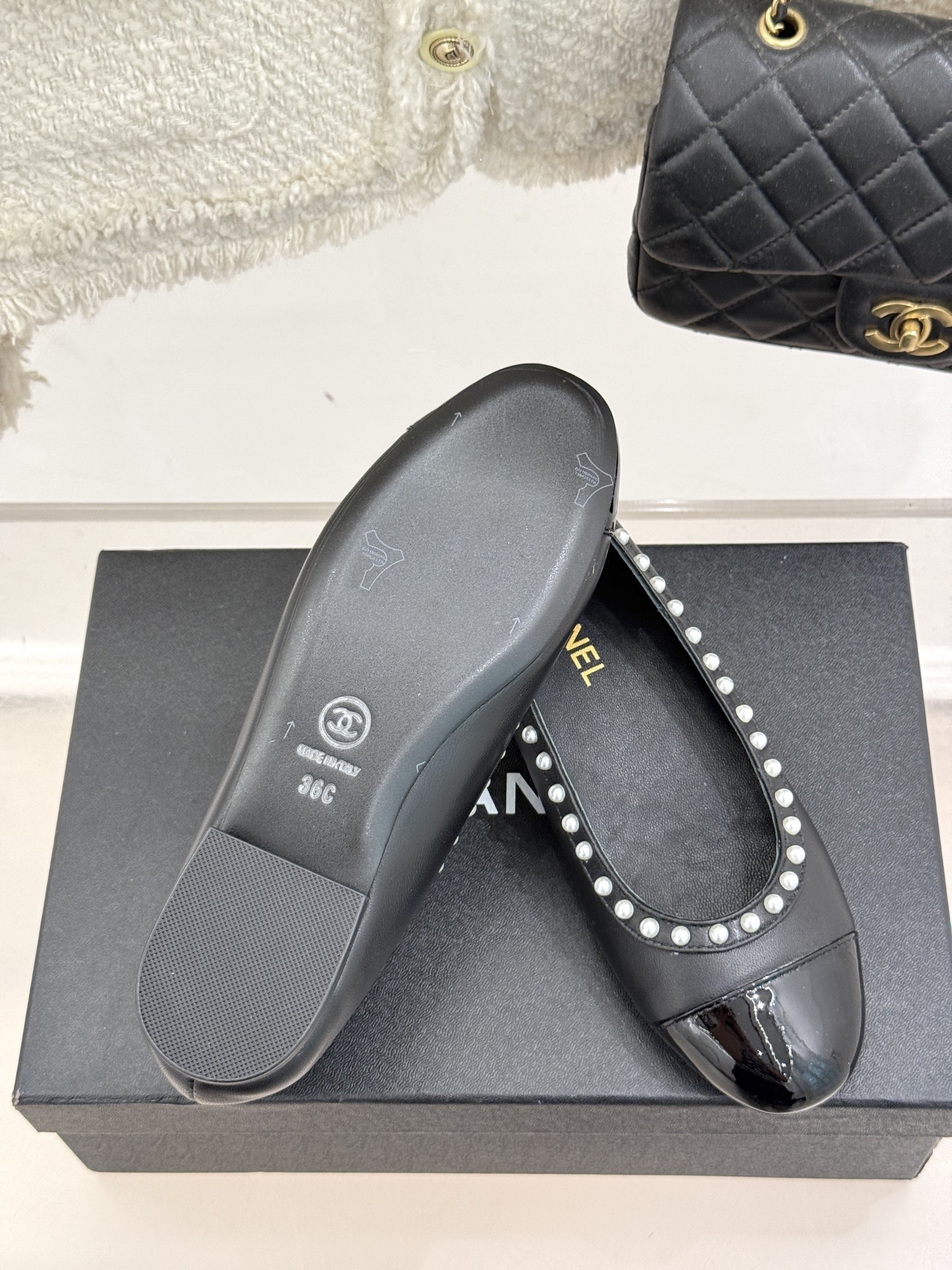
CHANE*｜小香25。新品
珍珠拼色平底单鞋！
鞋面采用原版定制皮料
内里踮脚均为丝绸羊皮
意大利进