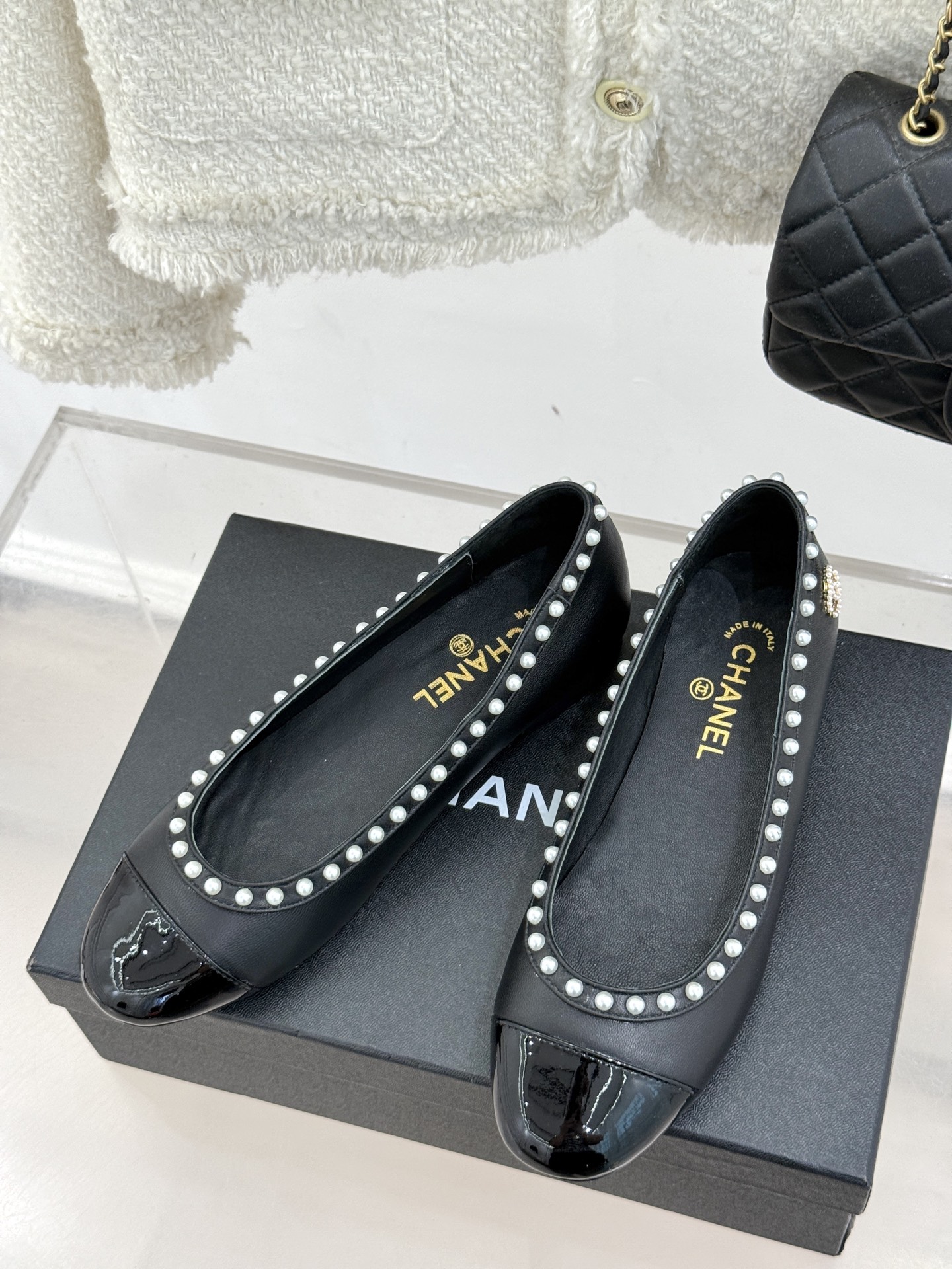 
CHANE*｜小香25。新品
珍珠拼色平底单鞋！
鞋面采用原版定制皮料
内里踮脚均为丝绸羊皮
意大利进