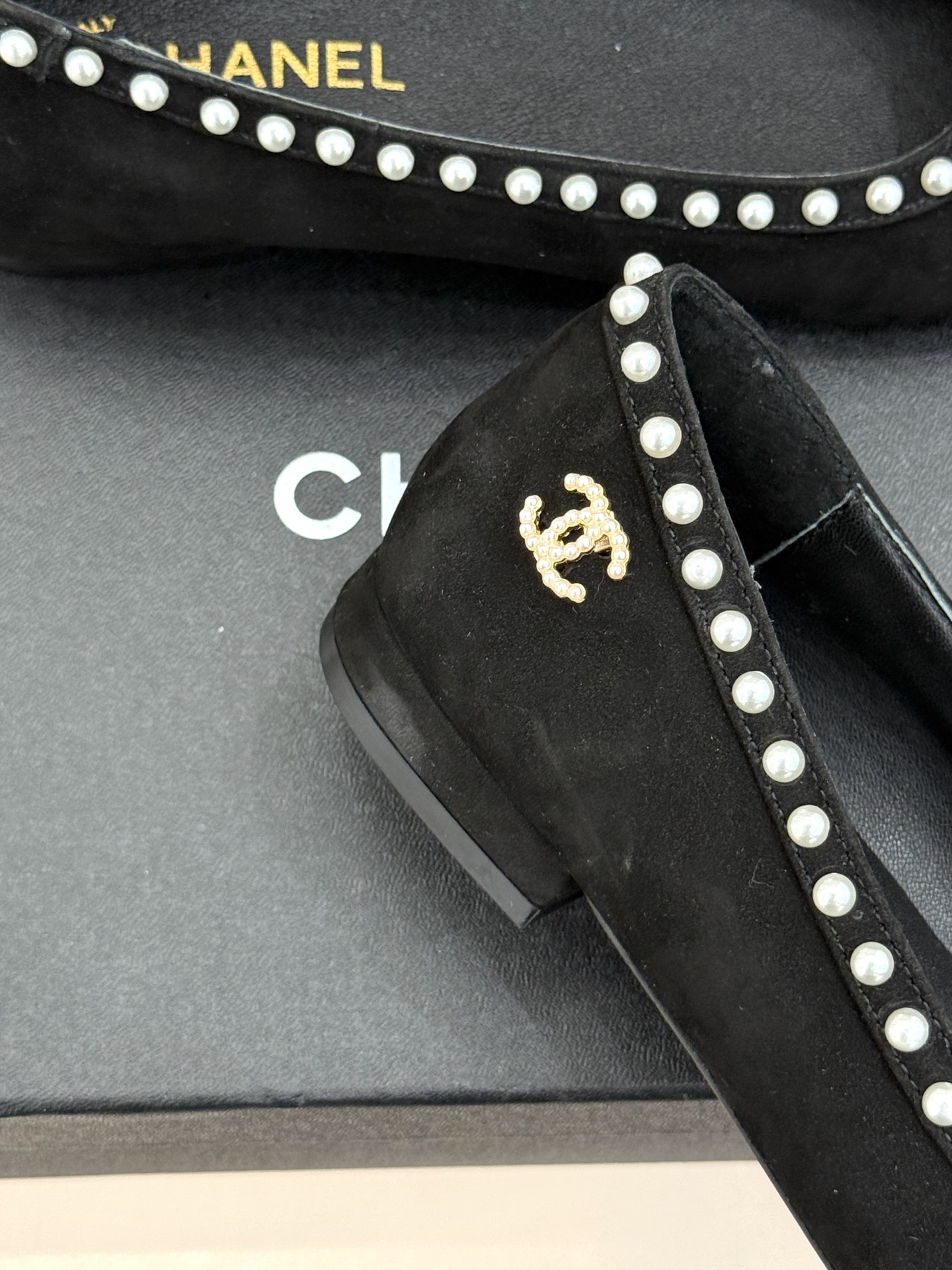 
CHANE*｜小香25。新品
珍珠拼色平底单鞋！
鞋面采用原版定制皮料
内里踮脚均为丝绸羊皮
意大利进