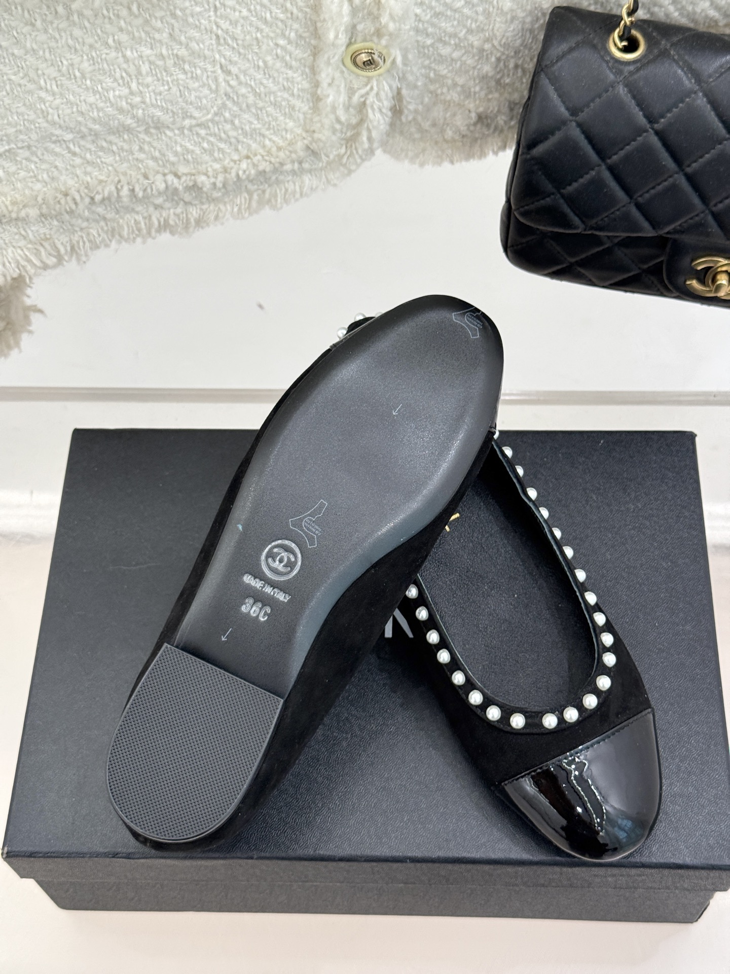 
CHANE*｜小香25。新品
珍珠拼色平底单鞋！
鞋面采用原版定制皮料
内里踮脚均为丝绸羊皮
意大利进